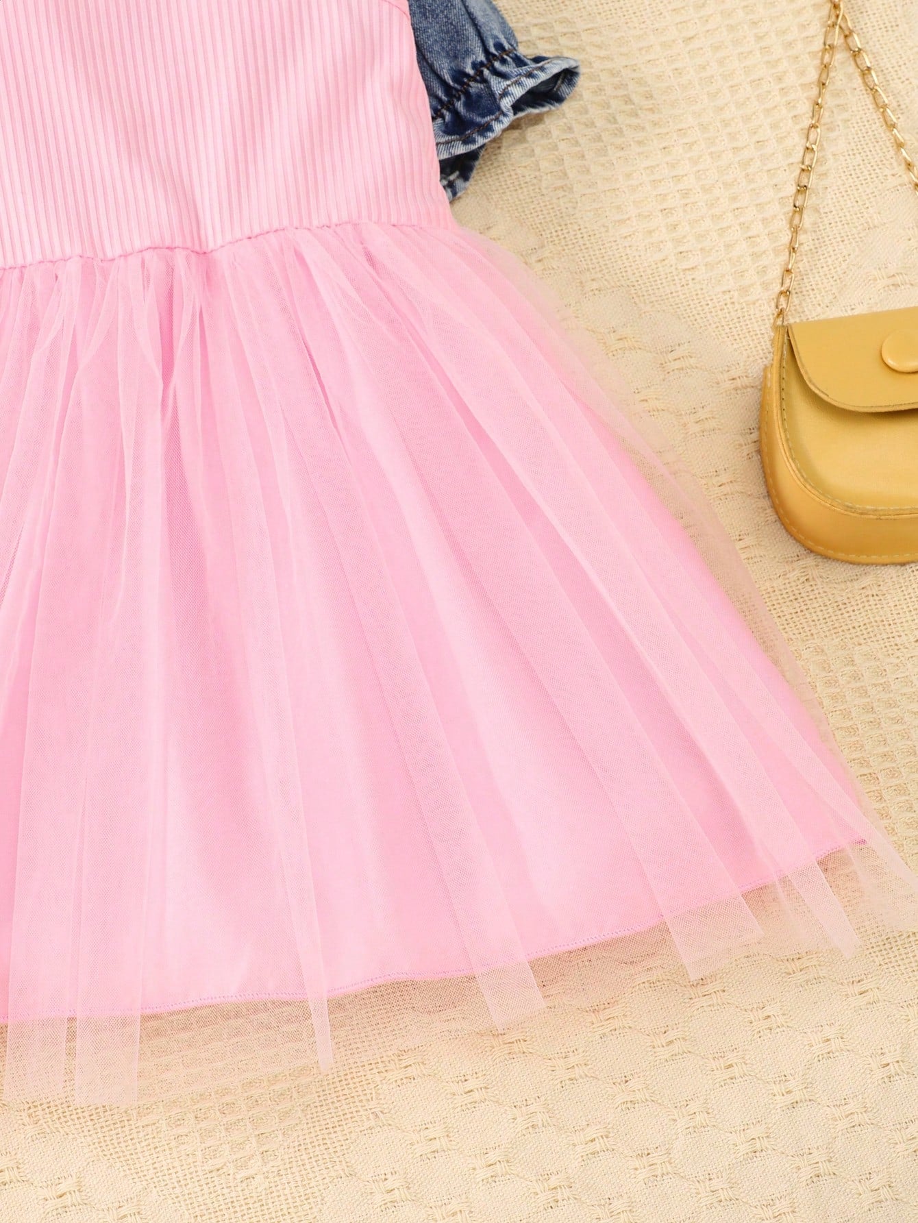 Vestido de tirantes informal con inserto de malla en contraste y chaqueta vaquera para niña joven