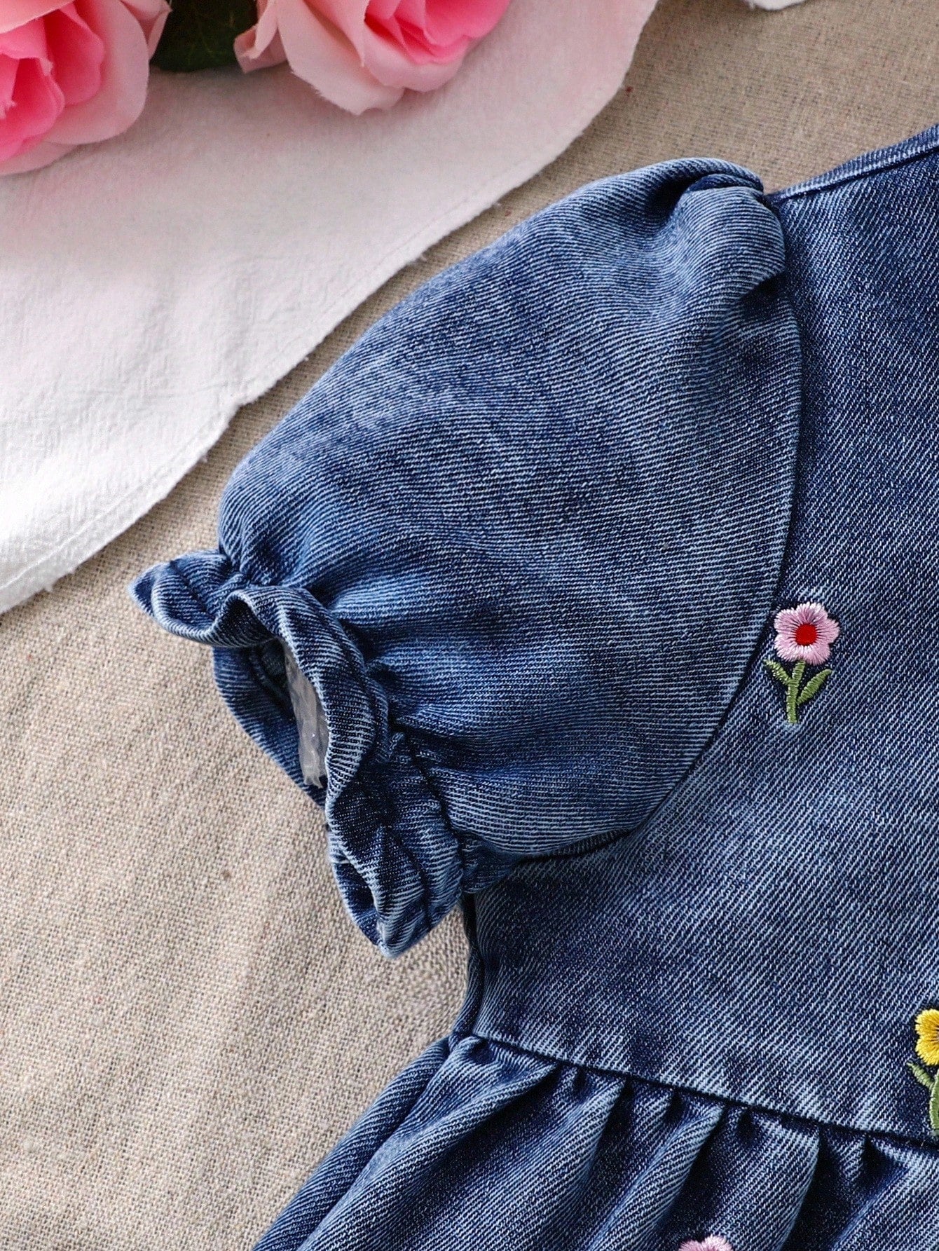 Vestido casual, lindo y de uso diario para niñas preadolescentes, de mezclilla azul claro con mangas abultadas y bordado floral