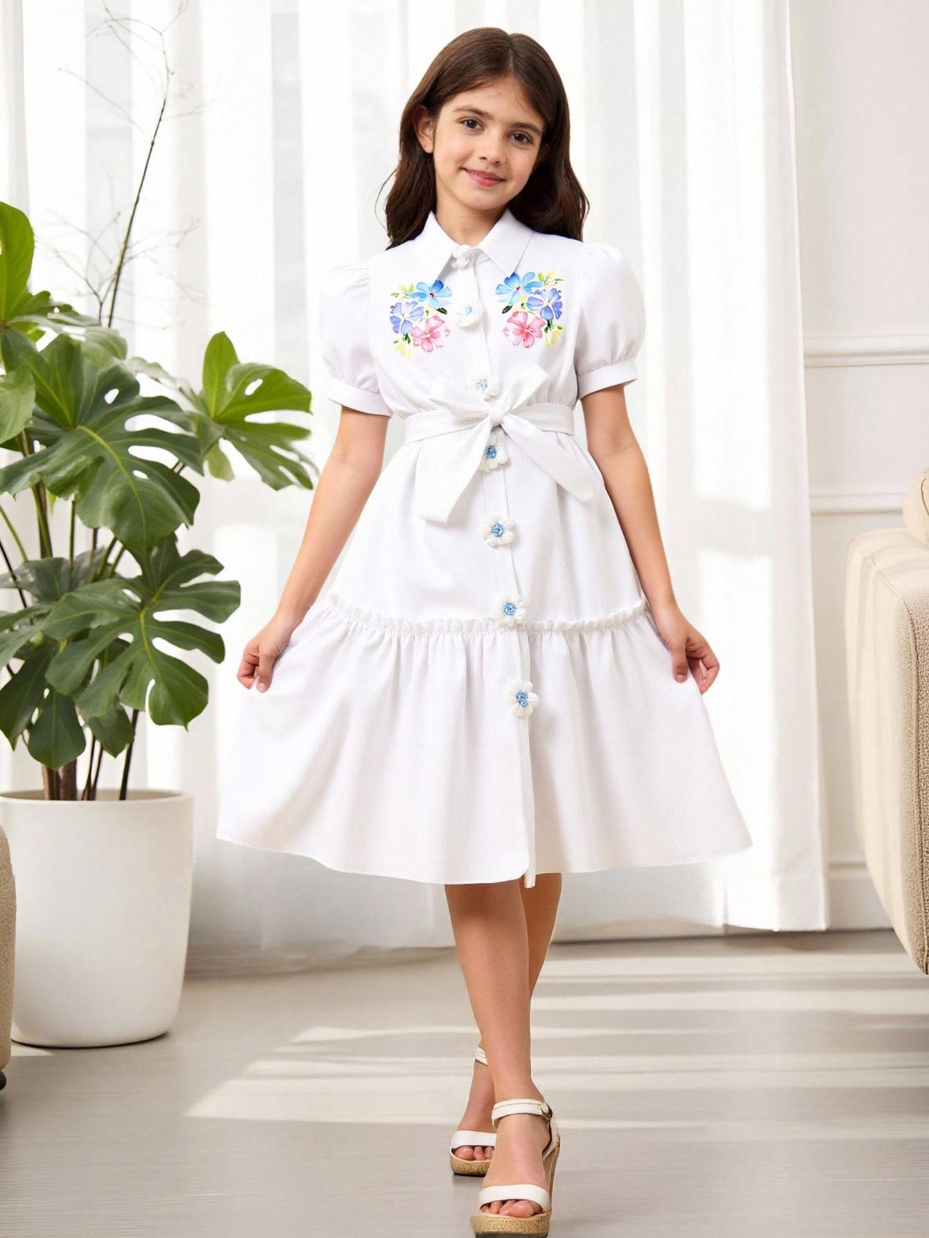 Vestido con estampado floral, cuello, manga abullonada, parte delantera abierta y cinturón