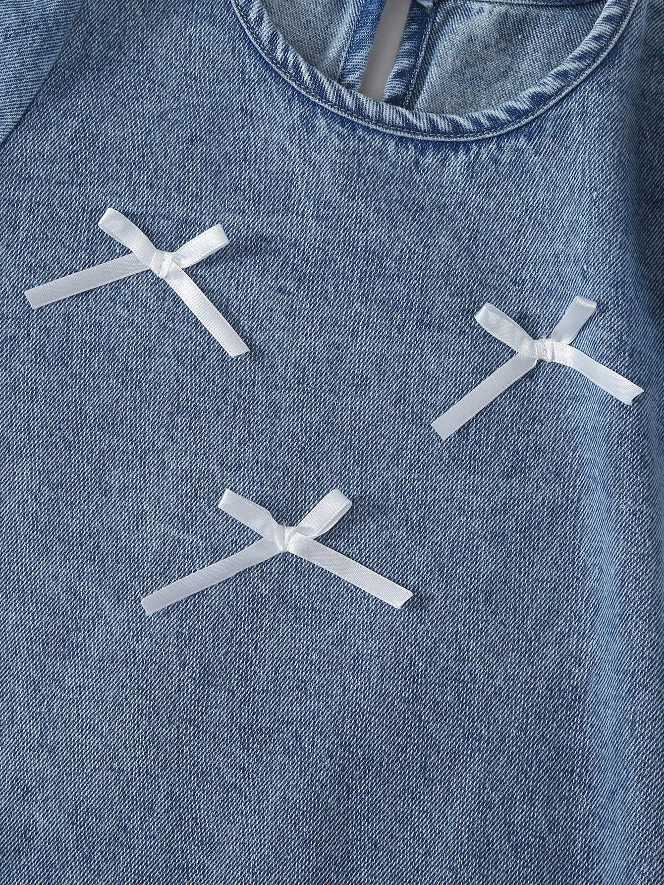 Vestido de mezclilla azul de lavado medio con lazo 3D blanco y falda plisada, estilo vintage lindo para niñas, de tela suave y cómoda, uso diario de moda para niñas pequeñas