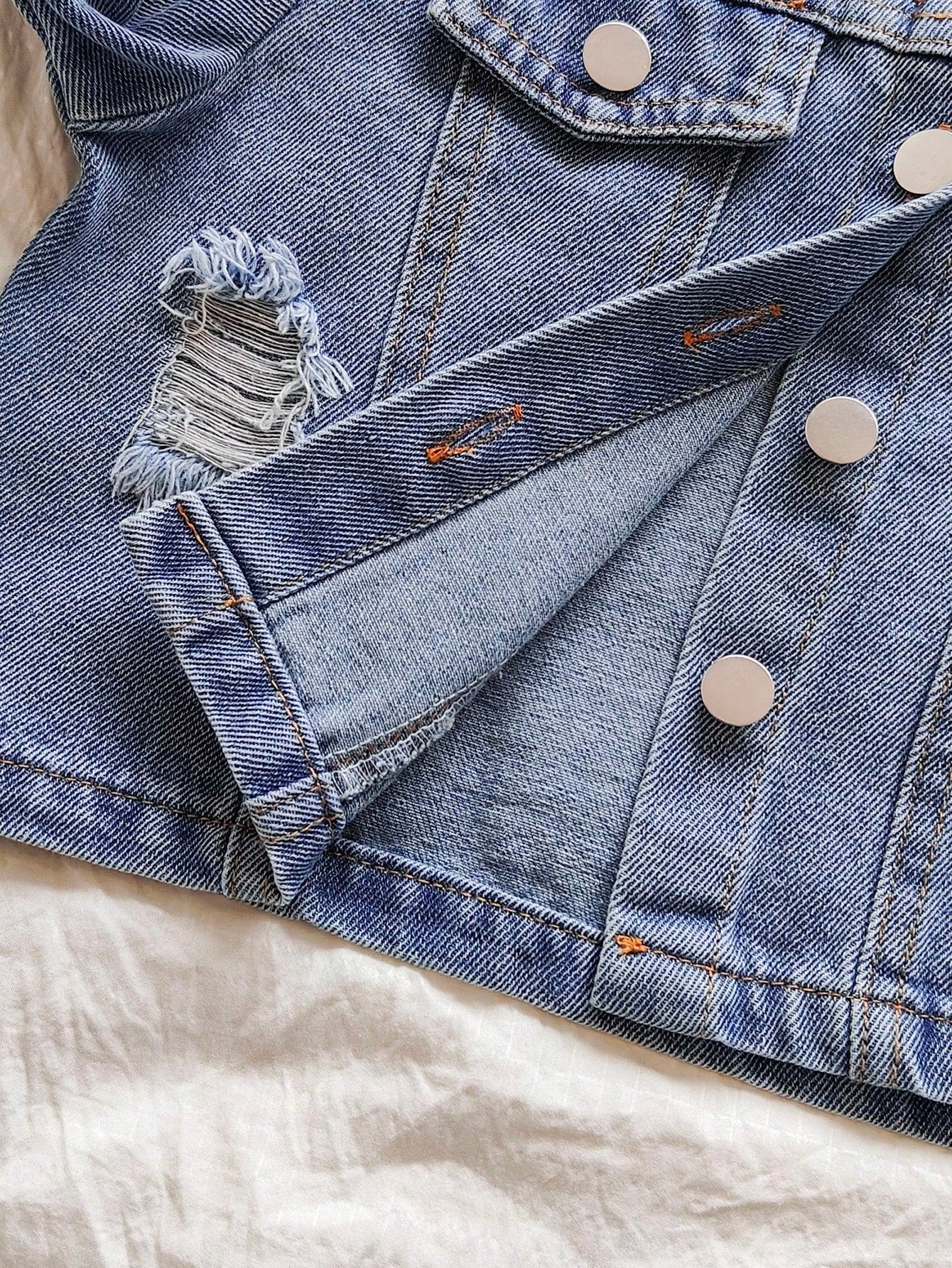 SHEIN Vintaside Kids Conjunto de 2 piezas para volver al colegio para niñas - Chaqueta de algodón azul vaquero lavado a la piedra de manga larga con efecto desgastado, combinada con falda plisada