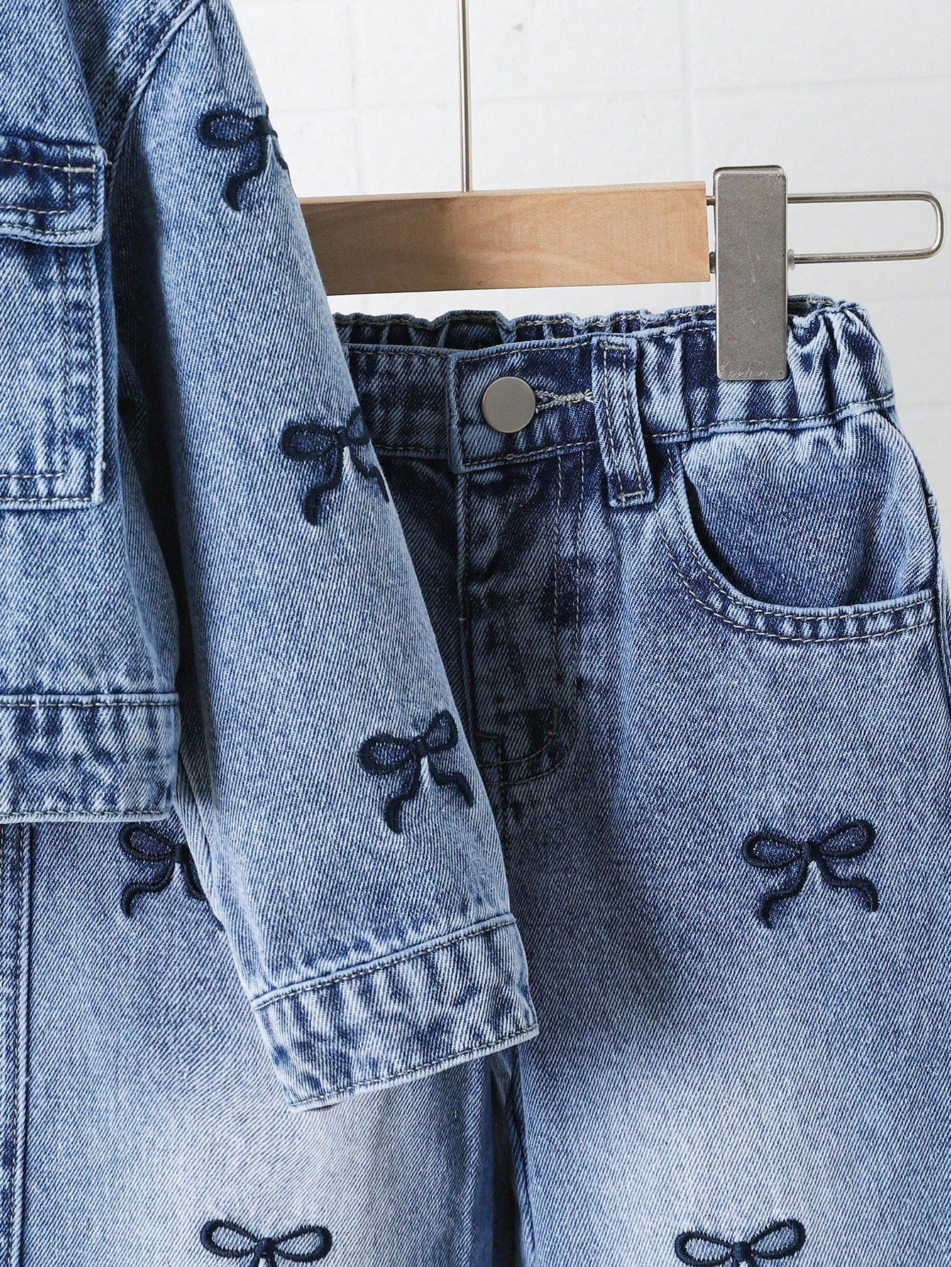 2 piezas Conjunto de niña de mezclilla - Chaqueta de mezclilla con bordado de mariposa + Pantalones de mezclilla de pierna ancha y suelta, Conjunto casual de estilo coreano de moda para niños en otoño/invierno