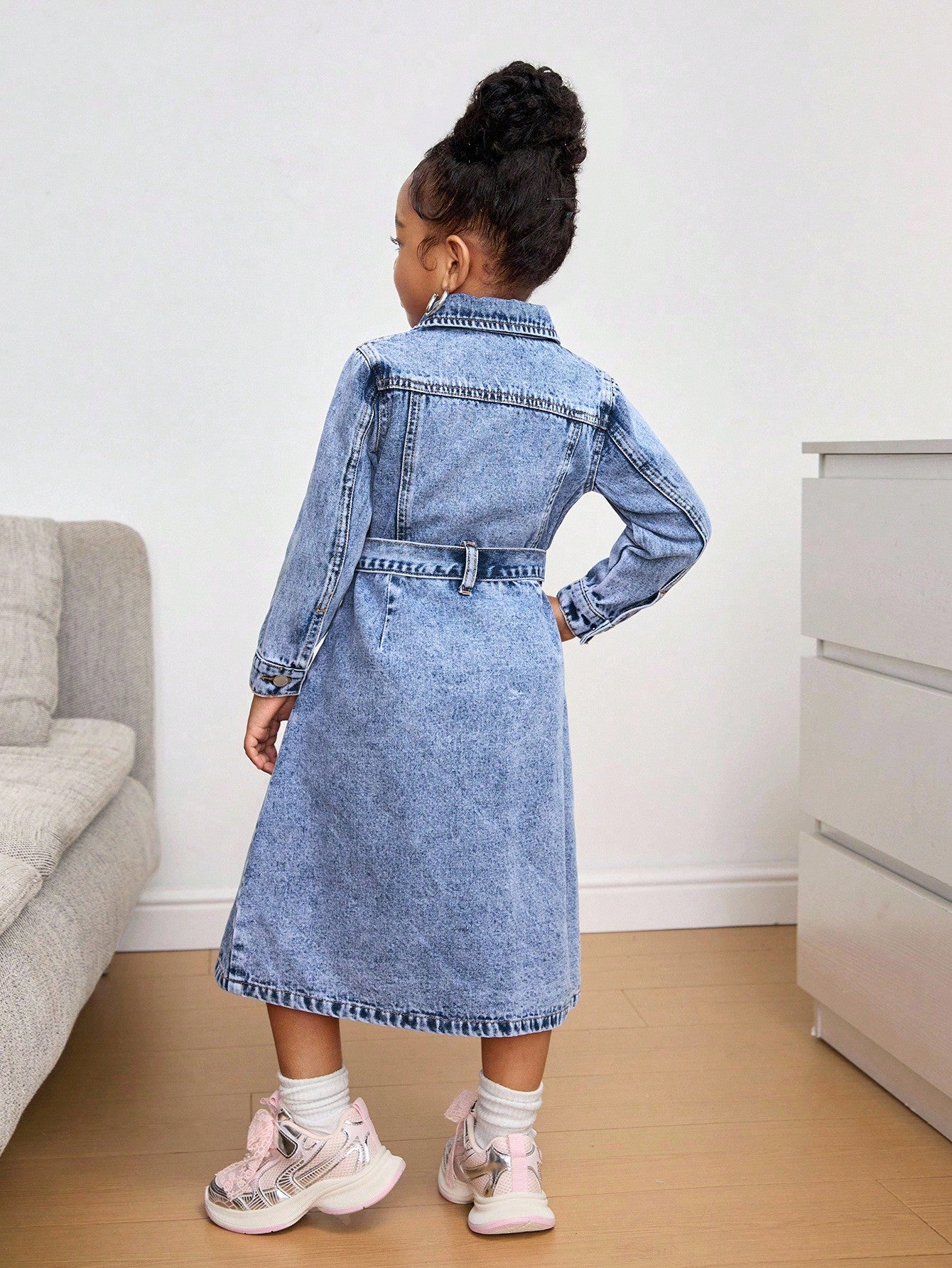 Vestido azul de mezclilla con cuello y manga larga con cinturón para niña joven