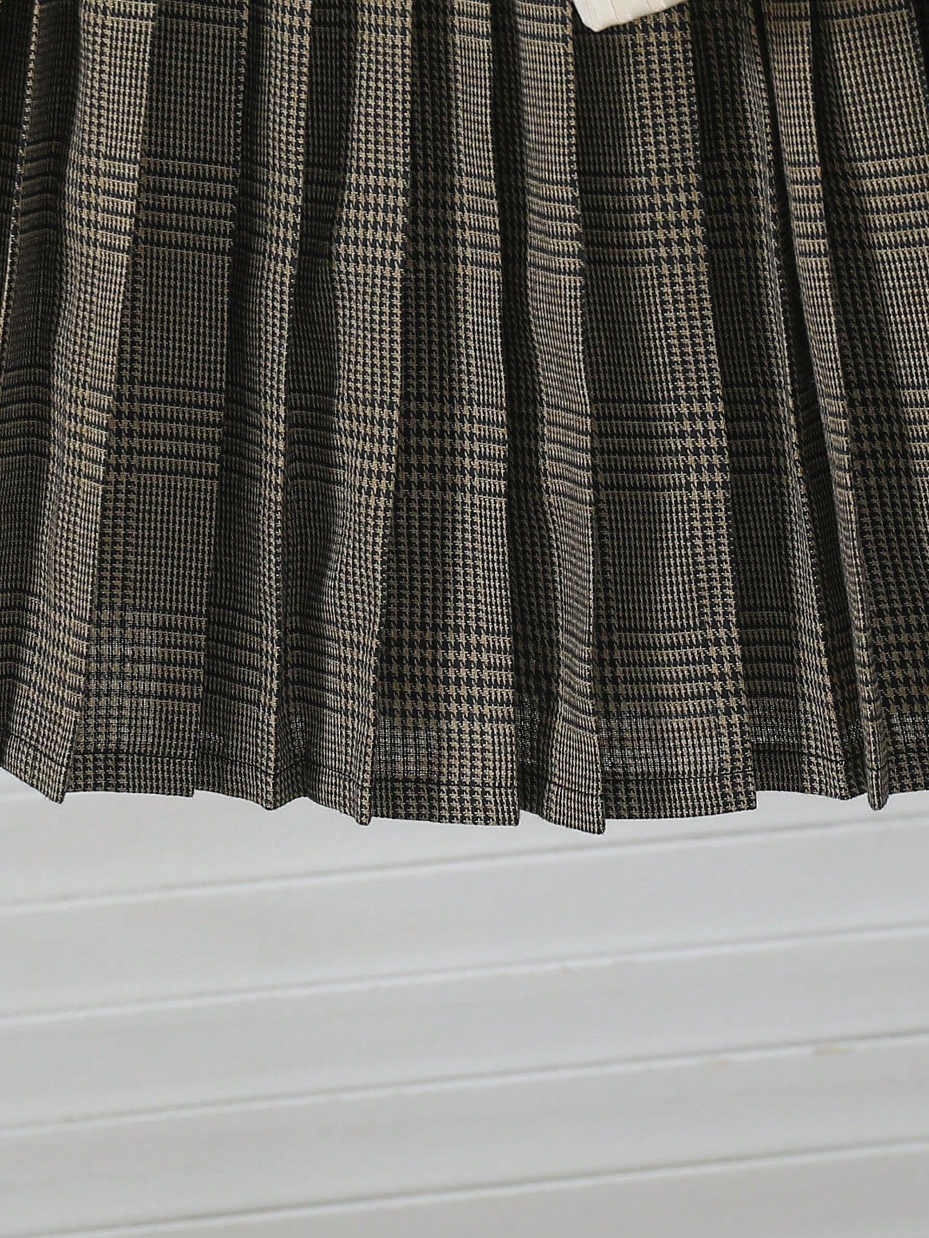 Set de 3 piezas: Chaleco marrón con textura de peluche y lazo, camiseta a juego y falda plisada de PU