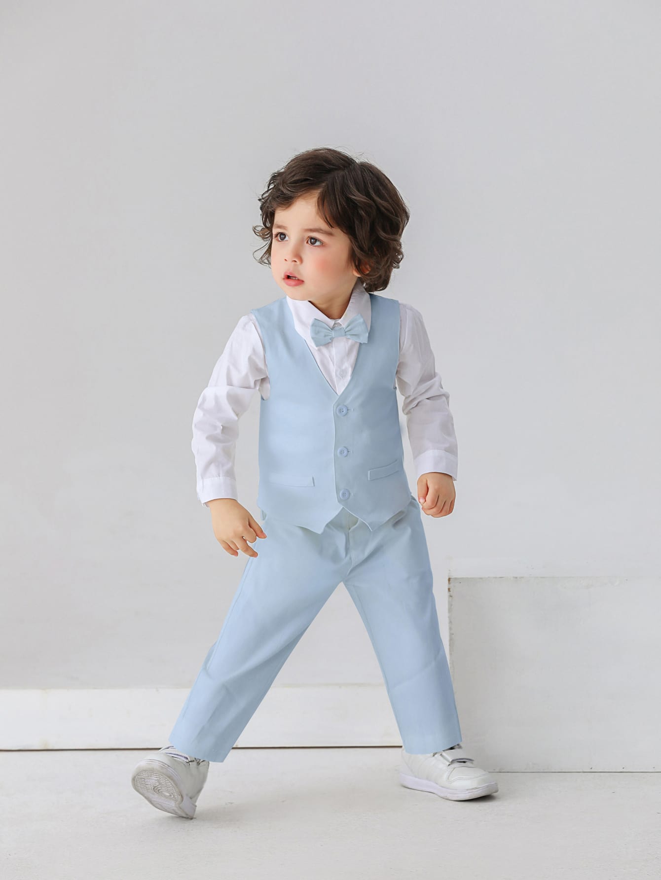 Conjunto de 3 piezas camisa blanca de manga larga con corbata de moño, chaleco y pantalon elegante