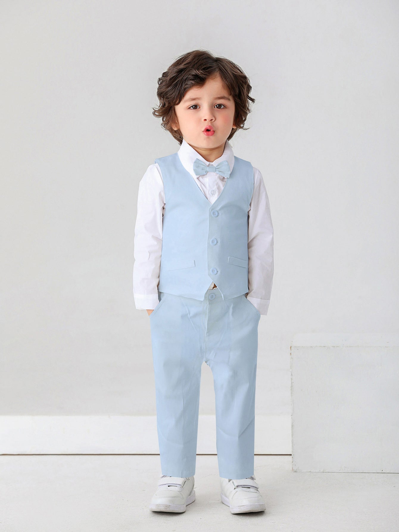 Conjunto de 3 piezas camisa blanca de manga larga con corbata de moño, chaleco y pantalon elegante