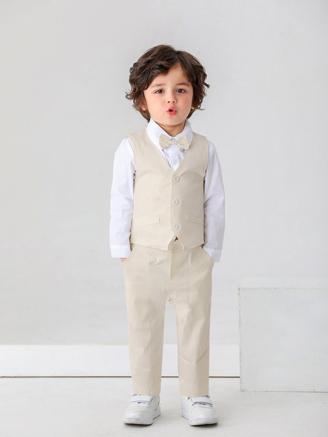 Conjunto de 3 piezas camisa blanca de manga larga con corbata de moño, chaleco y pantalon elegante
