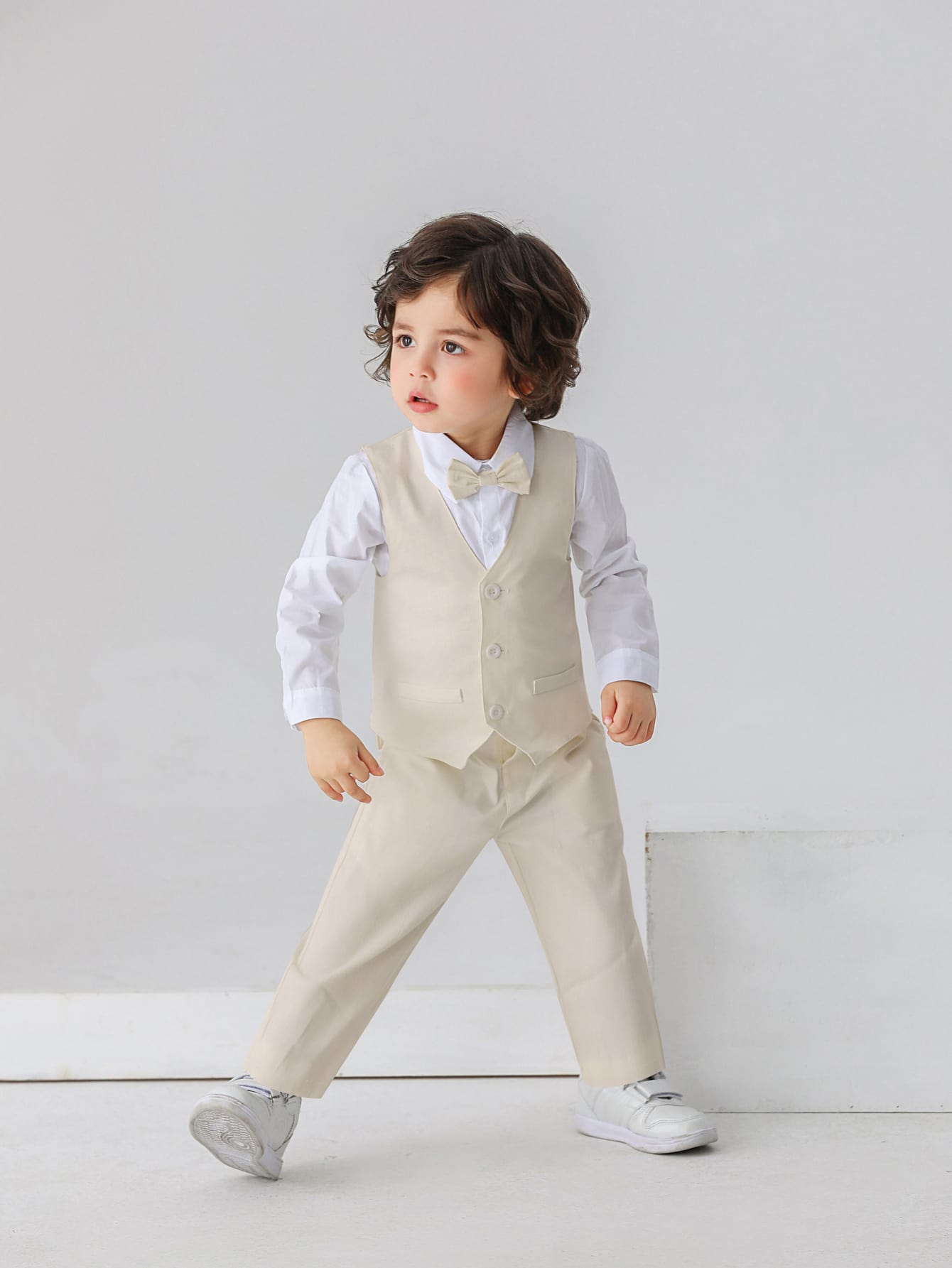 Conjunto de 3 piezas camisa blanca de manga larga con corbata de moño, chaleco y pantalon elegante