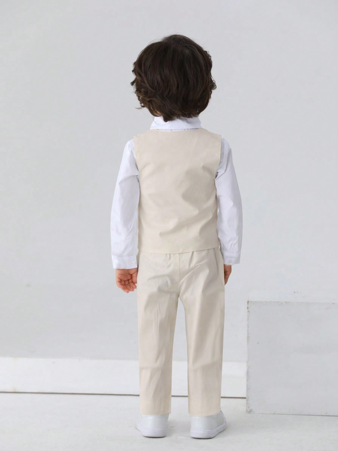 Conjunto de 3 piezas camisa blanca de manga larga con corbata de moño, chaleco y pantalon elegante