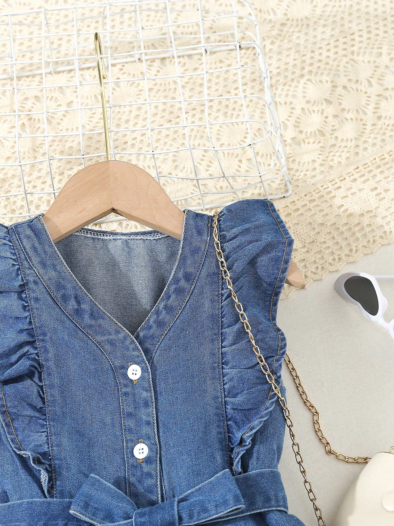 SHEIN Vintaside Kids Vestido de mezclilla de lavado medio azul con mangas con gorra y cinturón de cintura, estilo de vacaciones para niñas jóvenes