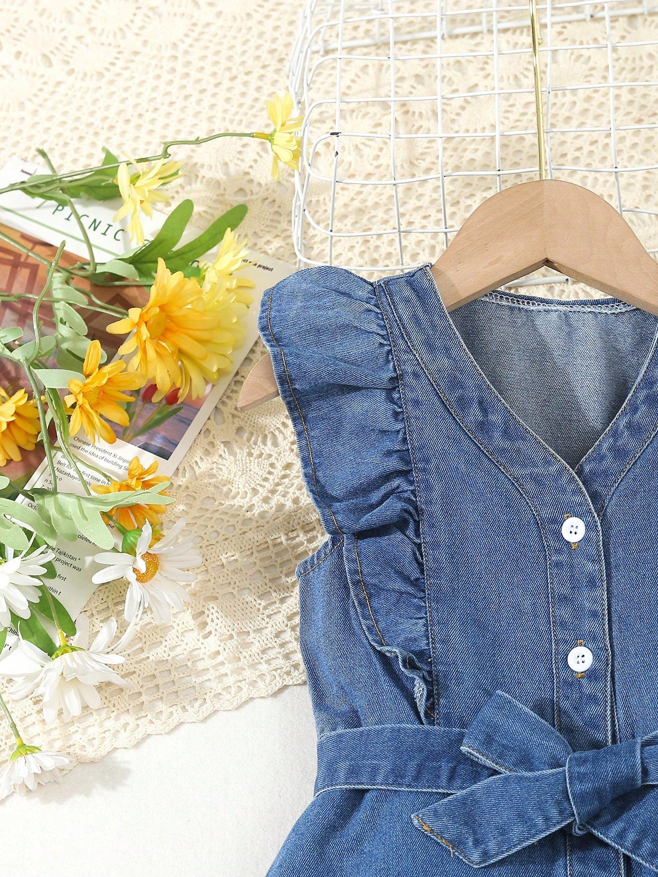 SHEIN Vintaside Kids Vestido de mezclilla de lavado medio azul con mangas con gorra y cinturón de cintura, estilo de vacaciones para niñas jóvenes