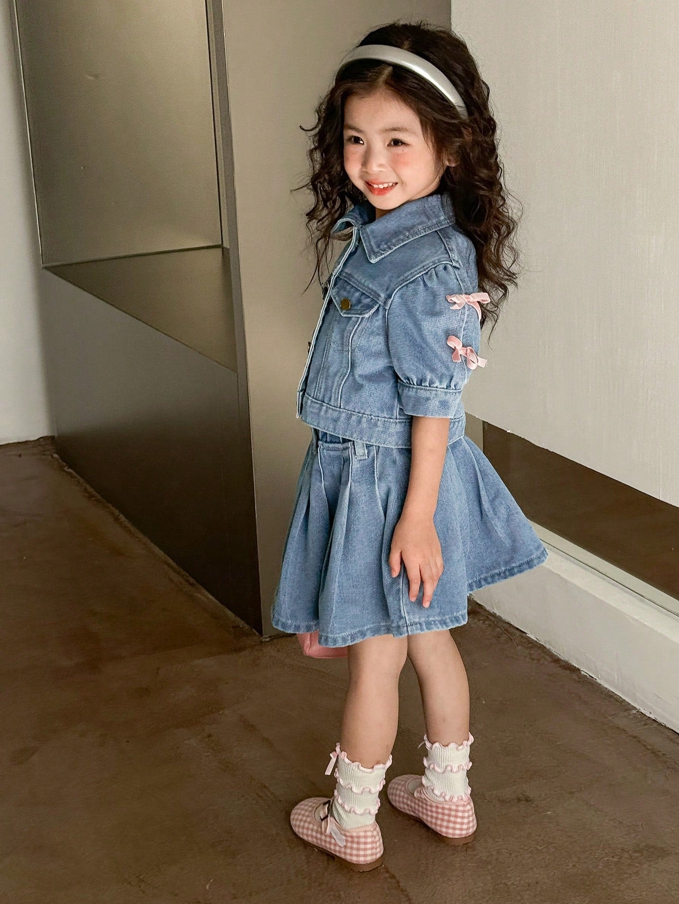 Conjunto de mezclilla casual y lindo con decoración de moño para niña joven