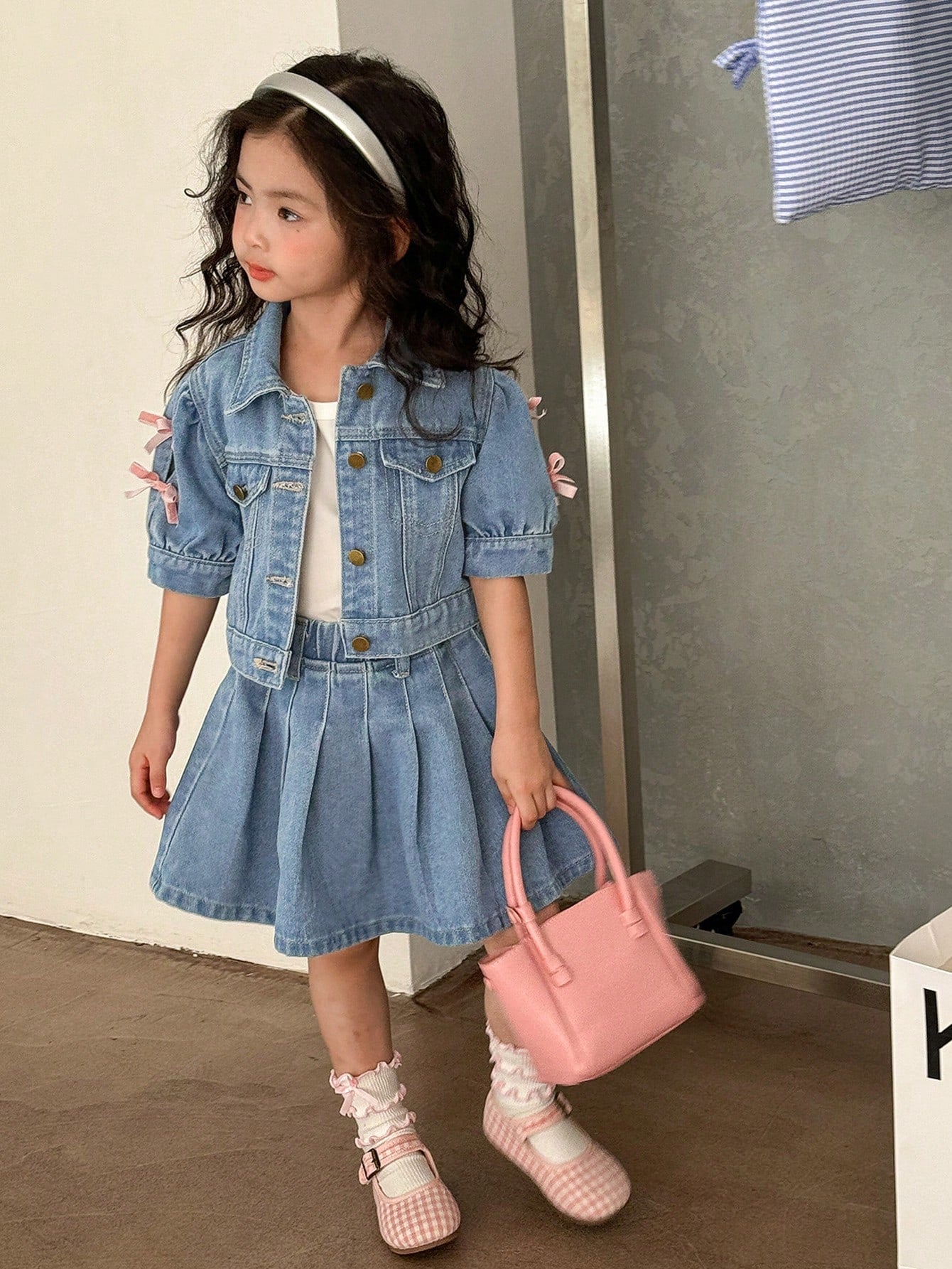 Conjunto de mezclilla casual y lindo con decoración de moño para niña joven