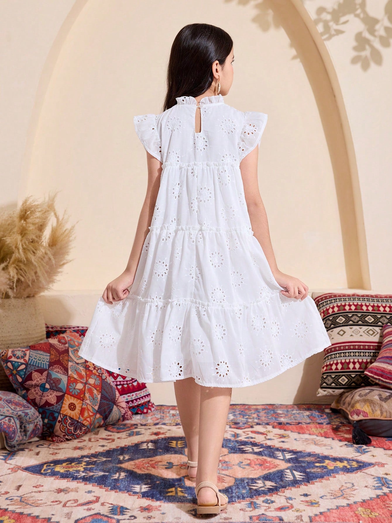 Vestido de vacaciones de línea A con cuello alto de tela con textura perforada. Temporada primavera/verano