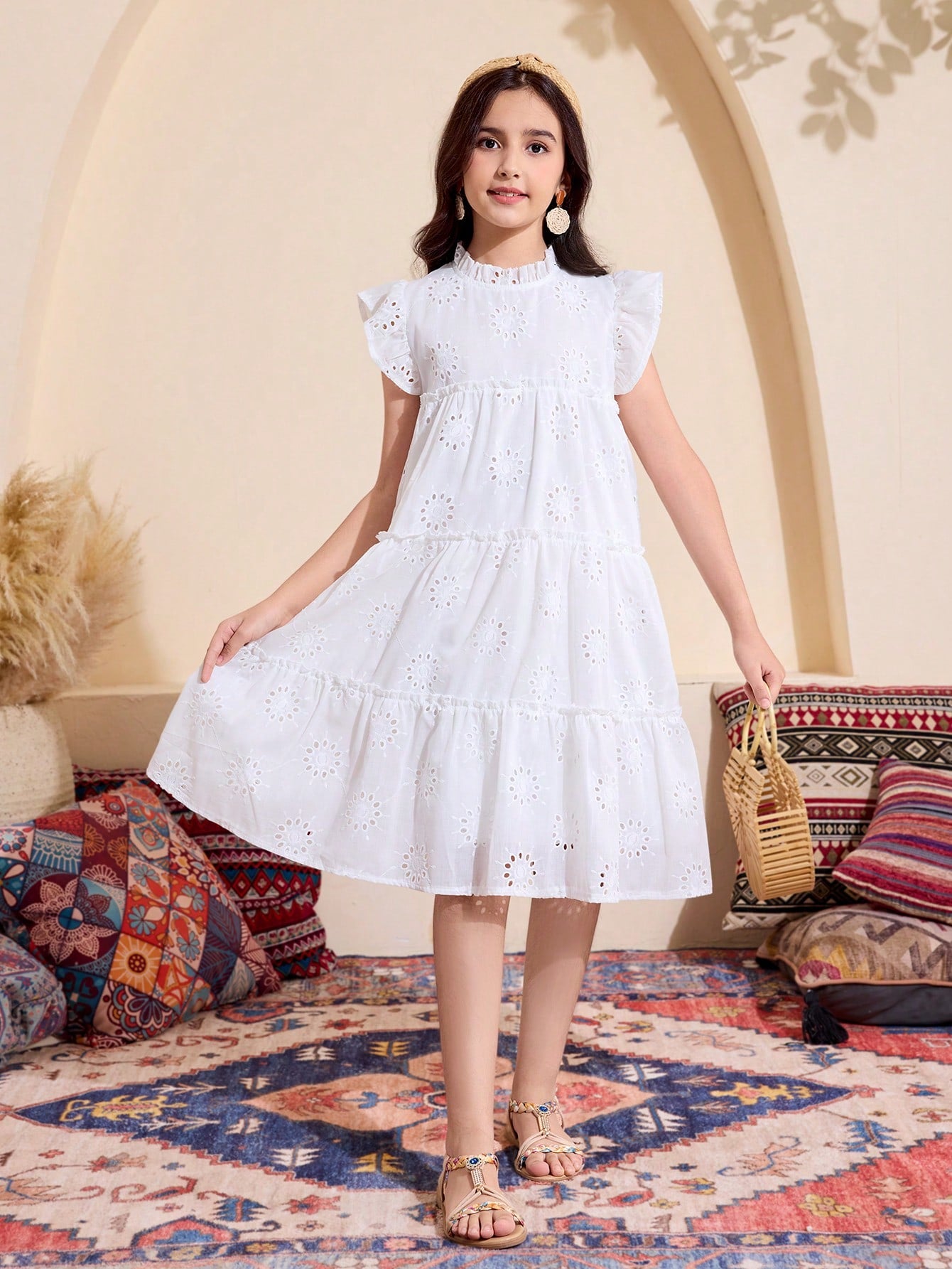 Vestido de vacaciones de línea A con cuello alto de tela con textura perforada. Temporada primavera/verano