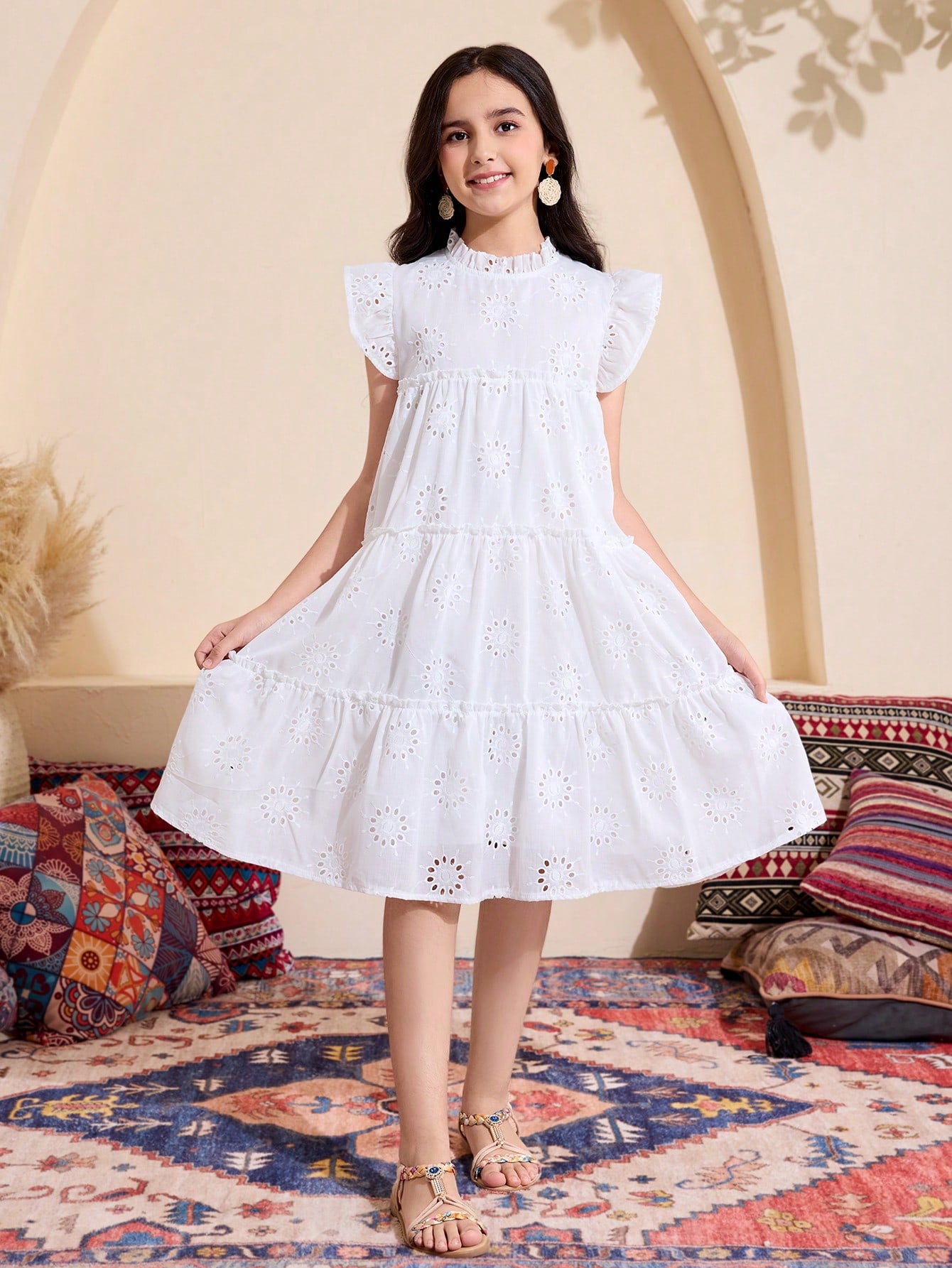 Vestido de vacaciones de línea A con cuello alto de tela con textura perforada. Temporada primavera/verano