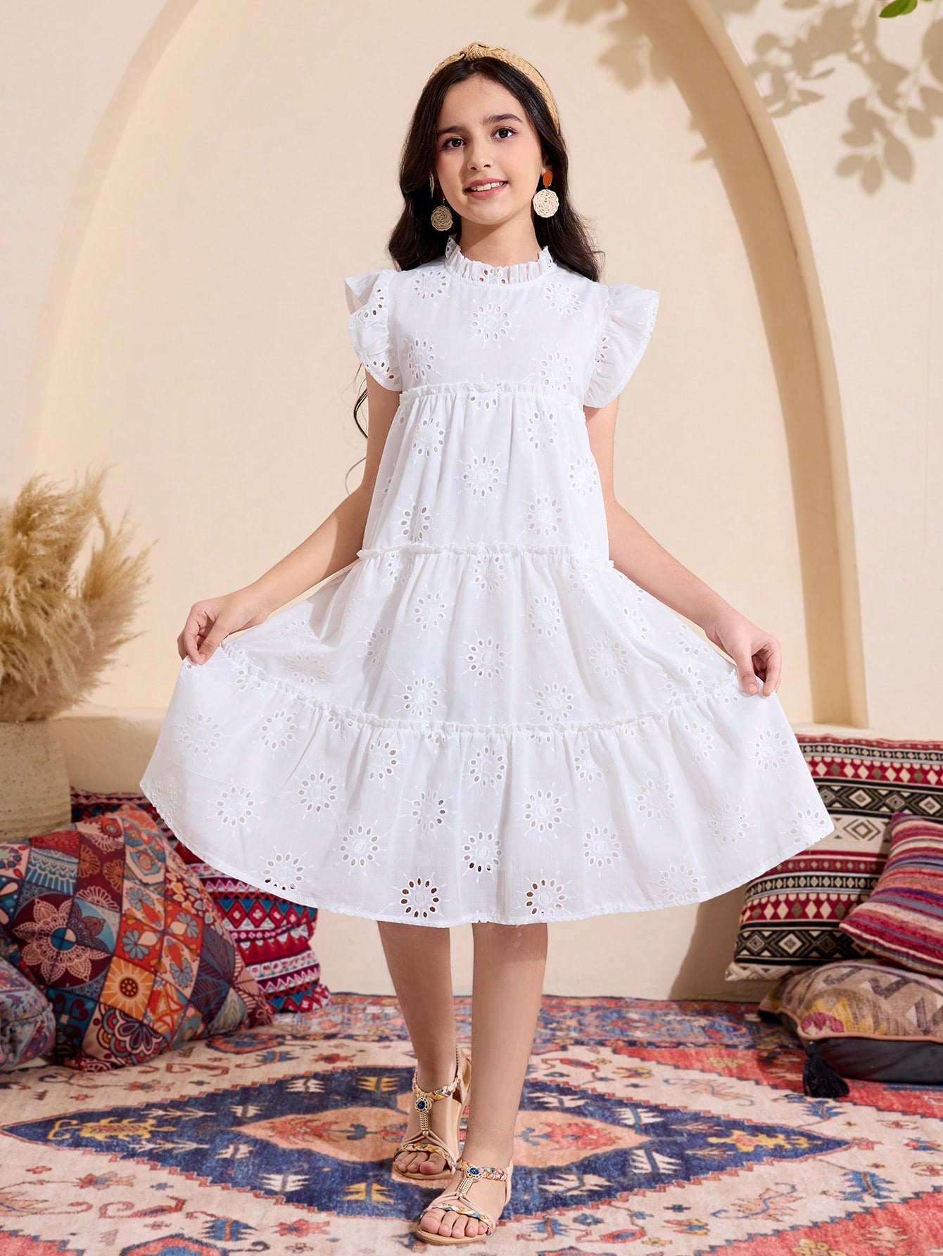 Vestido de vacaciones de línea A con cuello alto de tela con textura perforada. Temporada primavera/verano