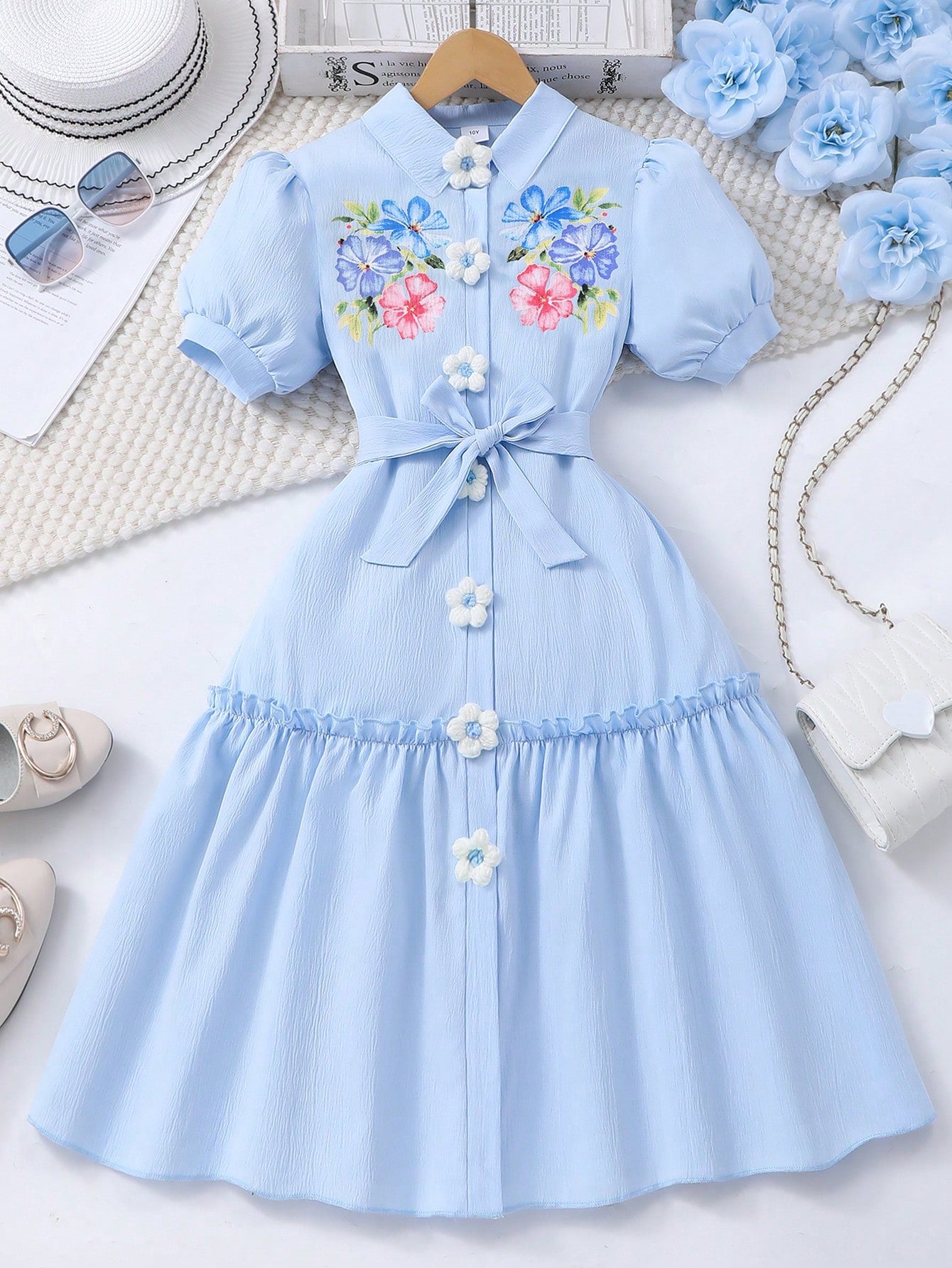 Vestido con estampado floral, cuello, manga abullonada, parte delantera abierta y cinturón