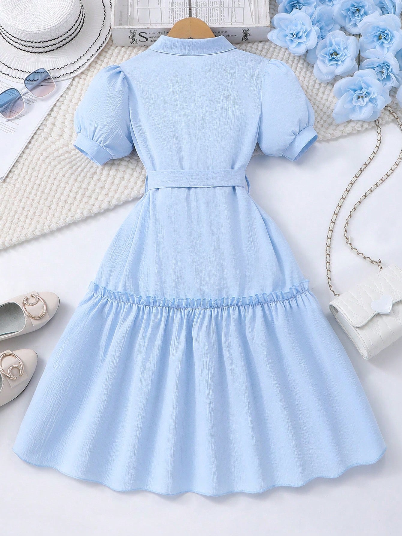 Vestido con estampado floral, cuello, manga abullonada, parte delantera abierta y cinturón