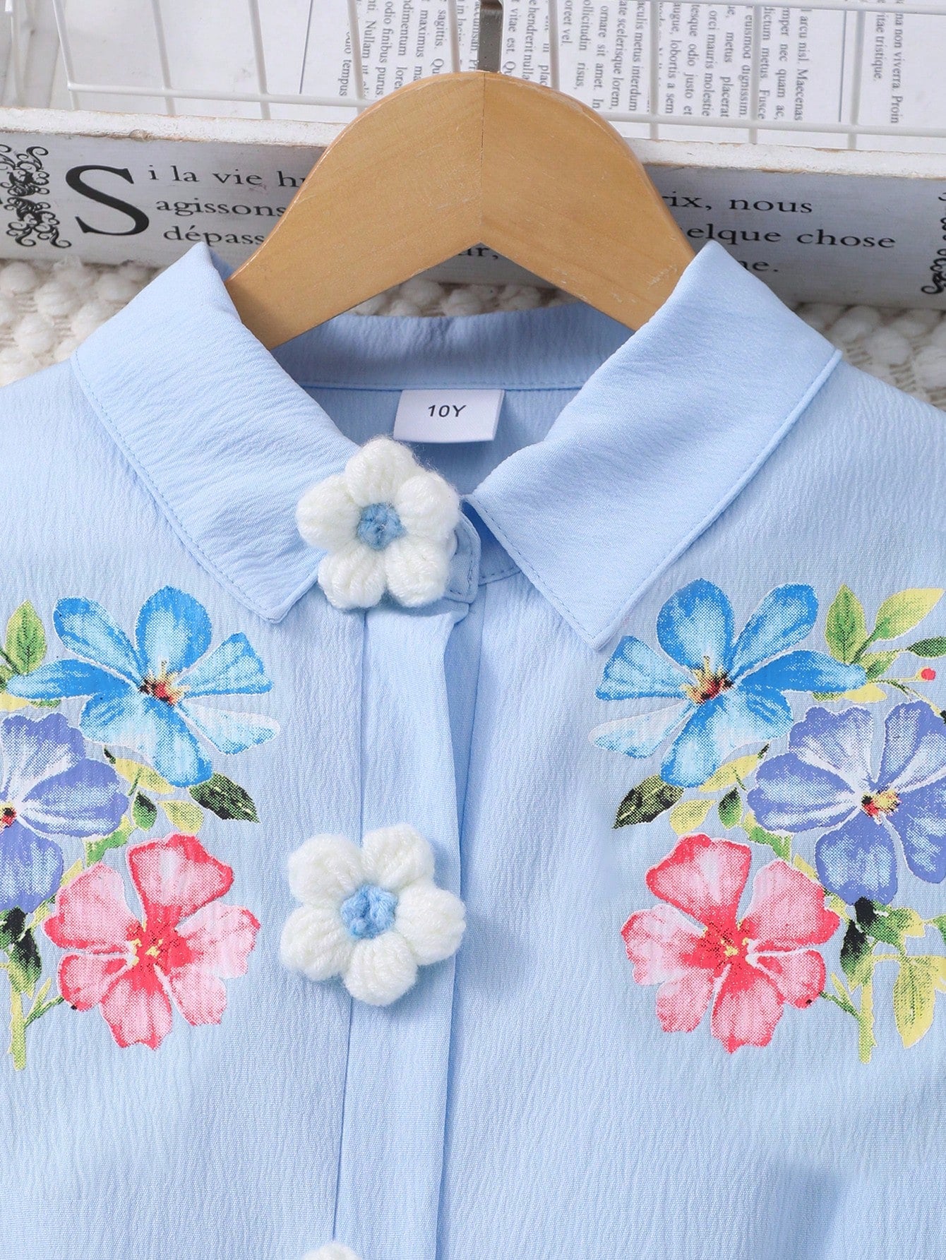 Vestido con estampado floral, cuello, manga abullonada, parte delantera abierta y cinturón