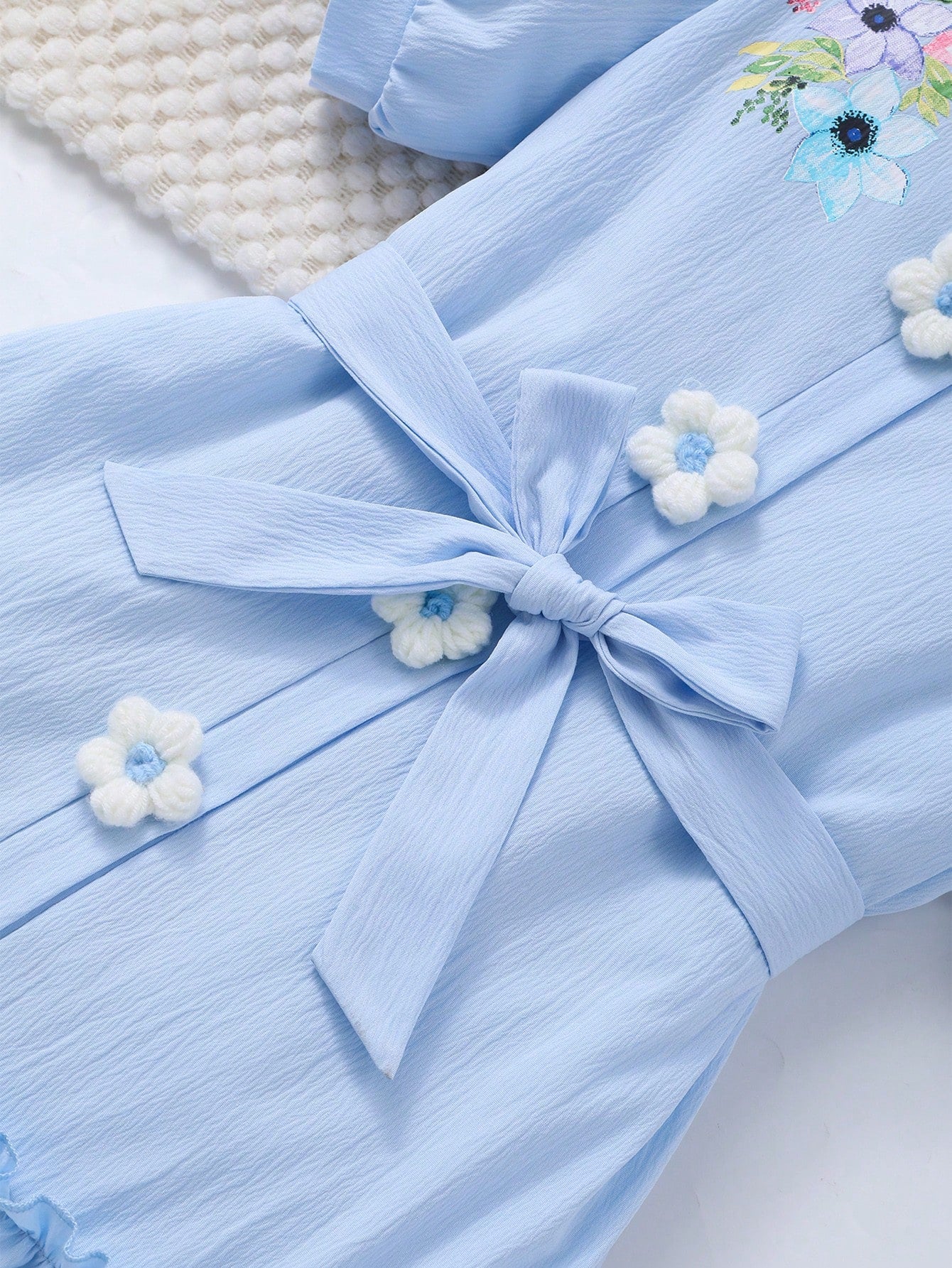 Vestido con estampado floral, cuello, manga abullonada, parte delantera abierta y cinturón