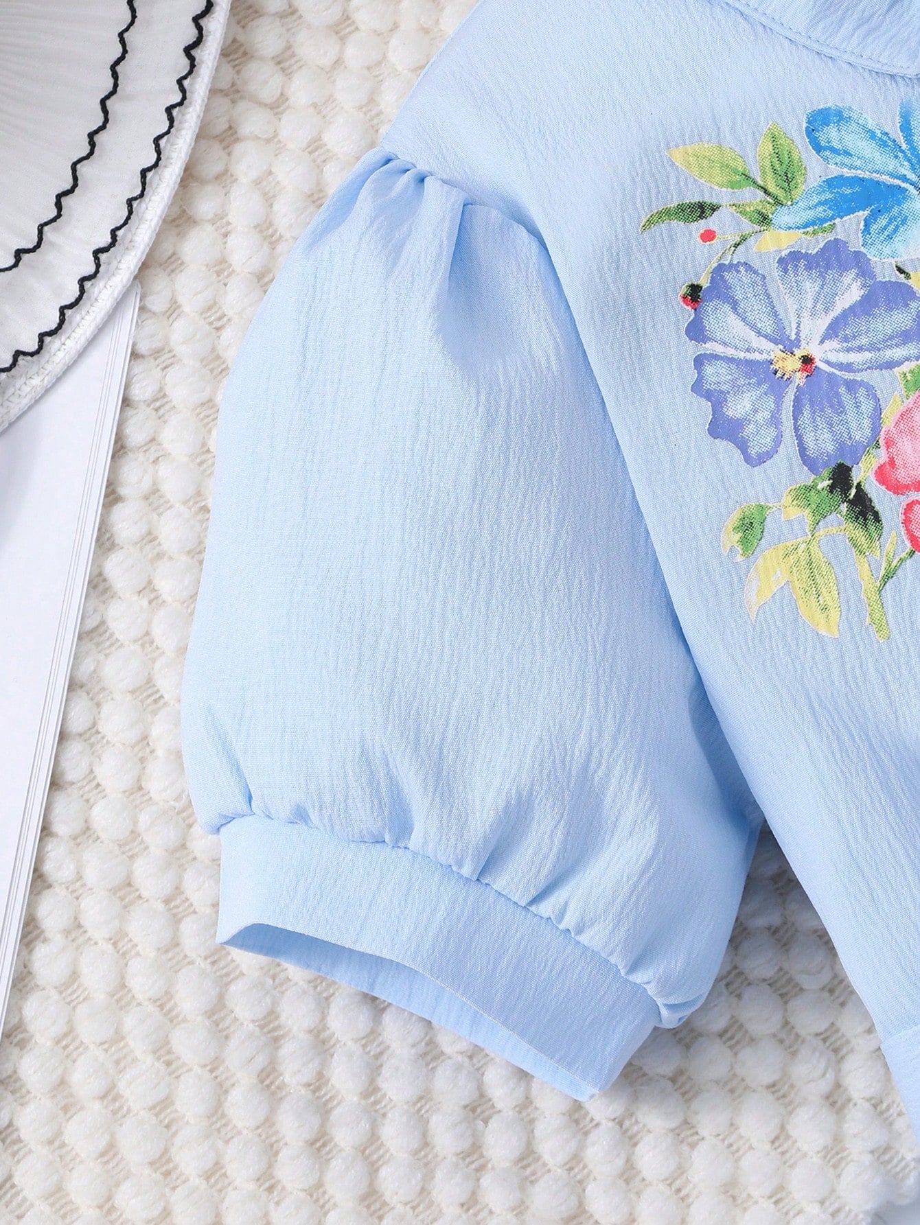 Vestido con estampado floral, cuello, manga abullonada, parte delantera abierta y cinturón