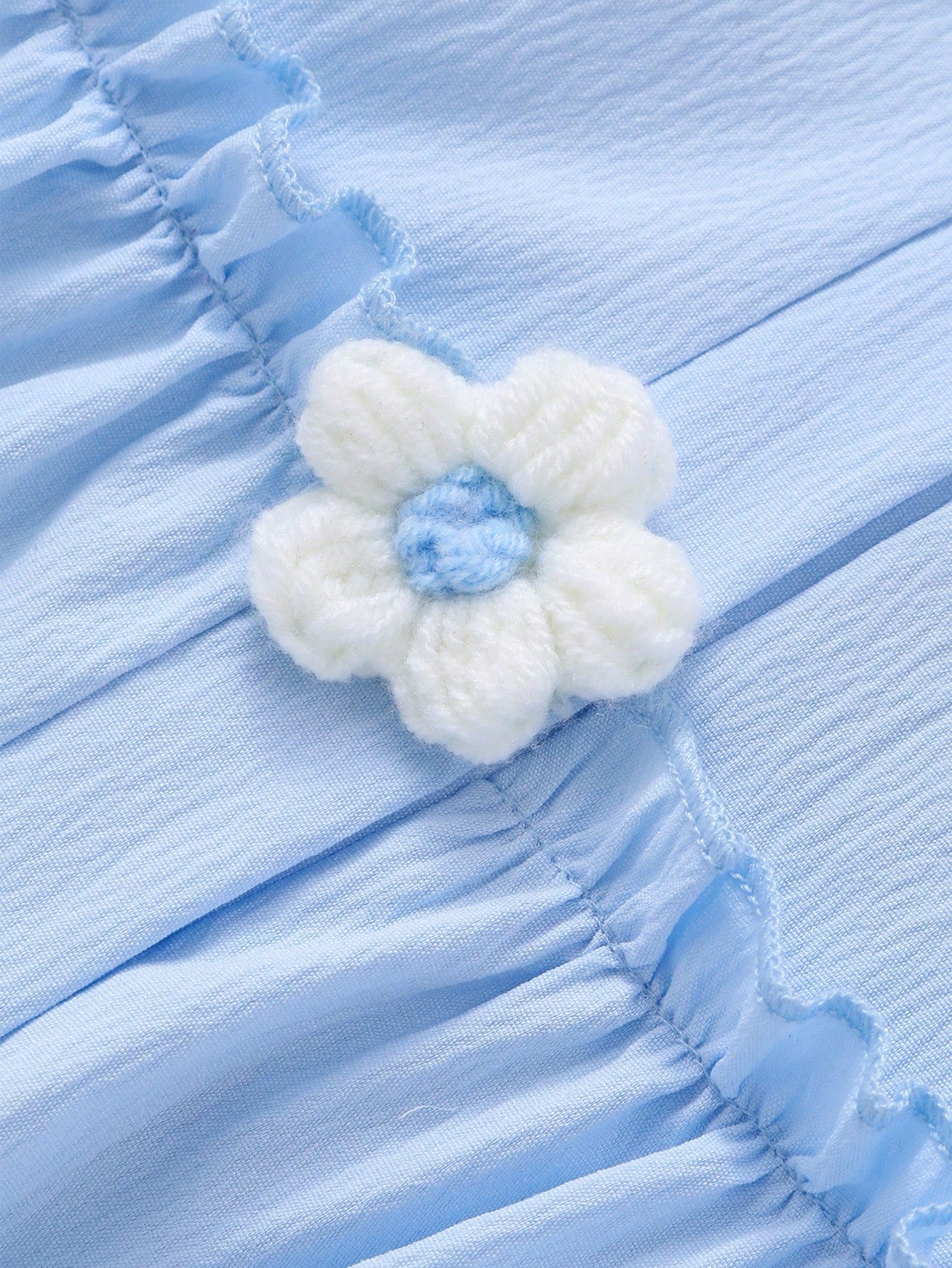 Vestido con estampado floral, cuello, manga abullonada, parte delantera abierta y cinturón