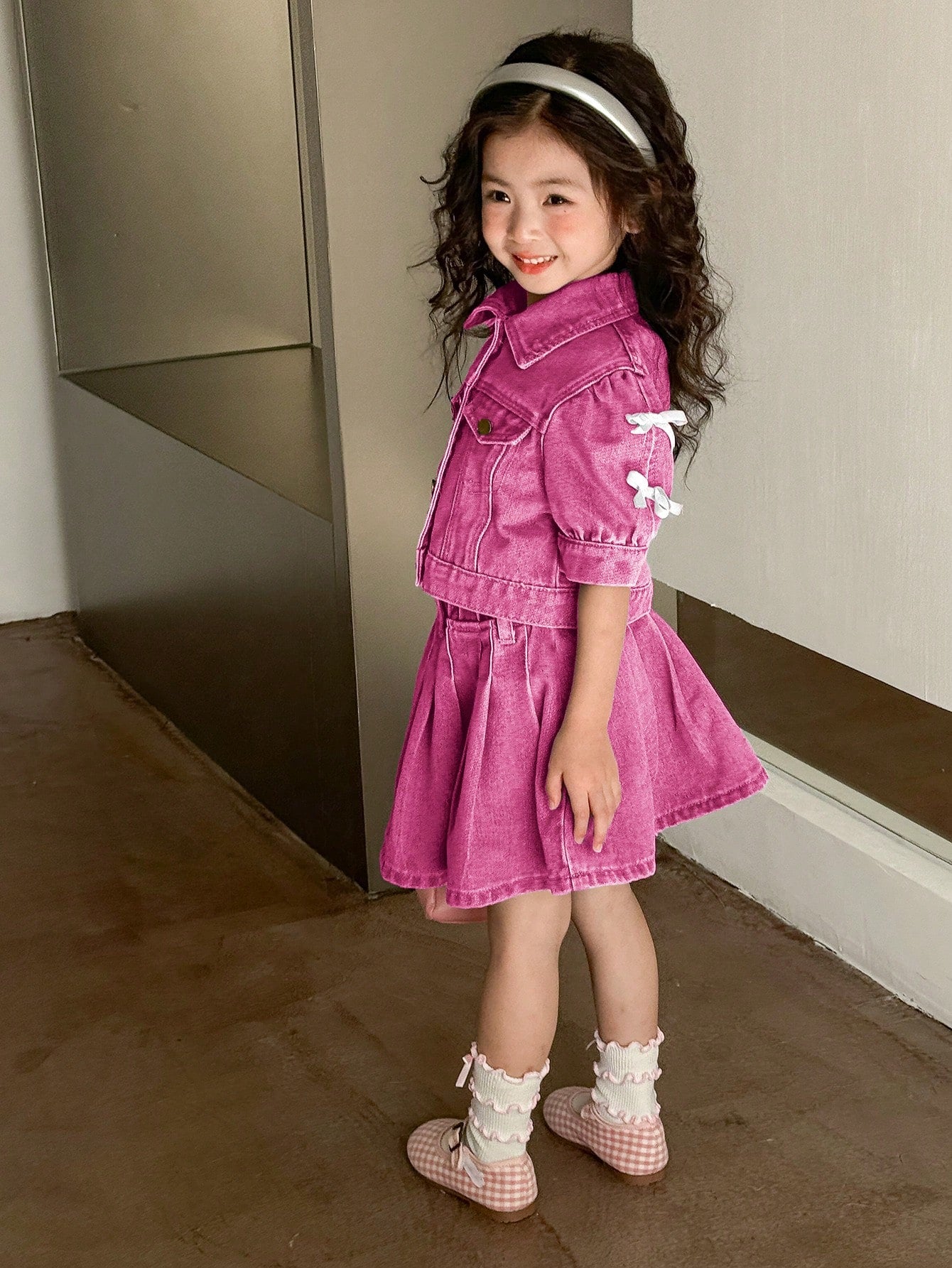 Conjunto de mezclilla casual y lindo con decoración de moño para niña joven