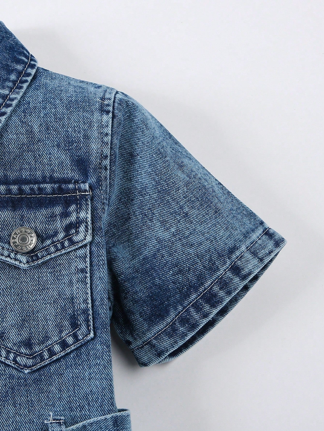 Vestido vaquero de manga corta con cinturon