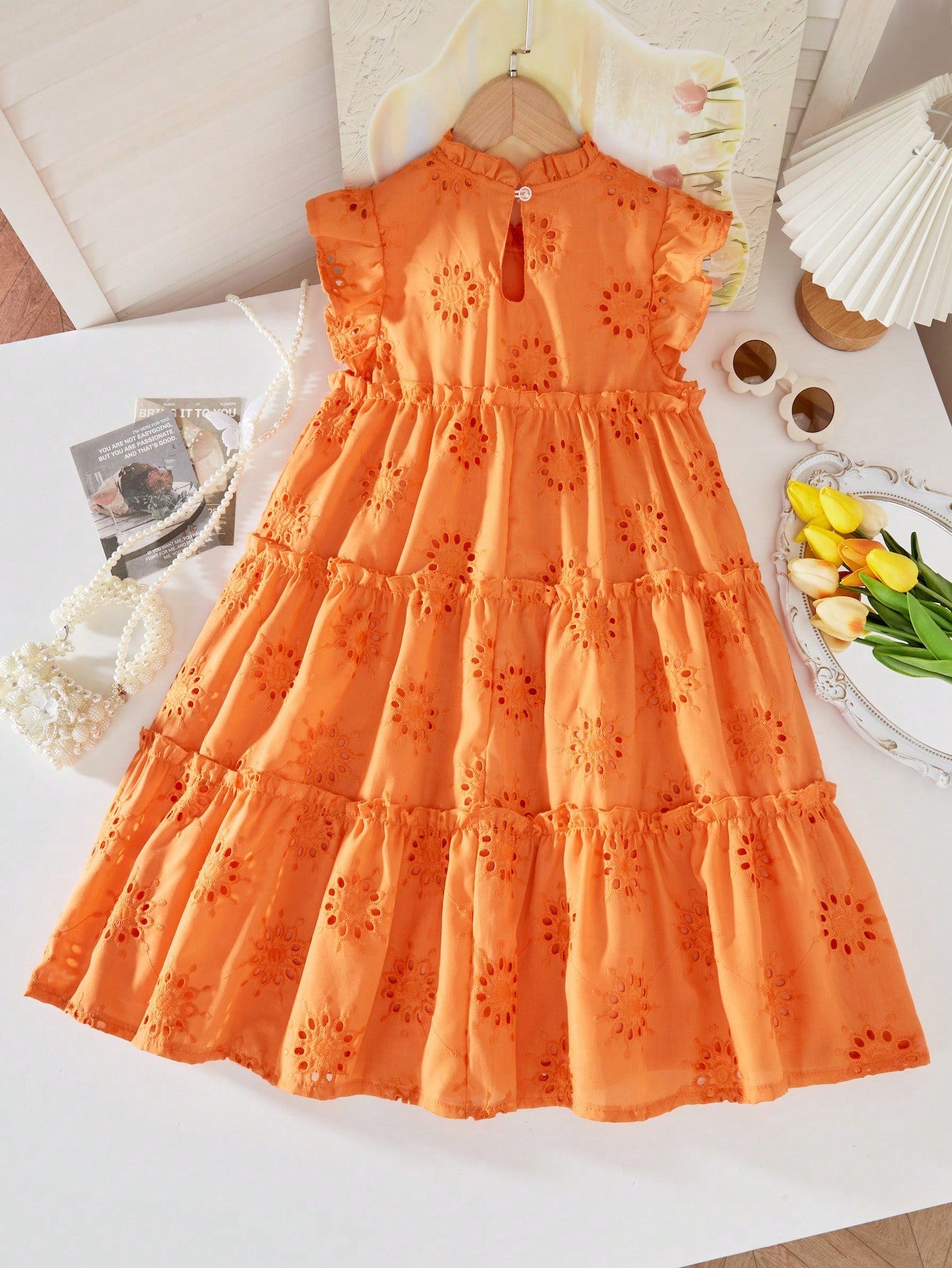 Vestido de vacaciones de línea A con cuello alto de tela con textura perforada. Temporada primavera/verano