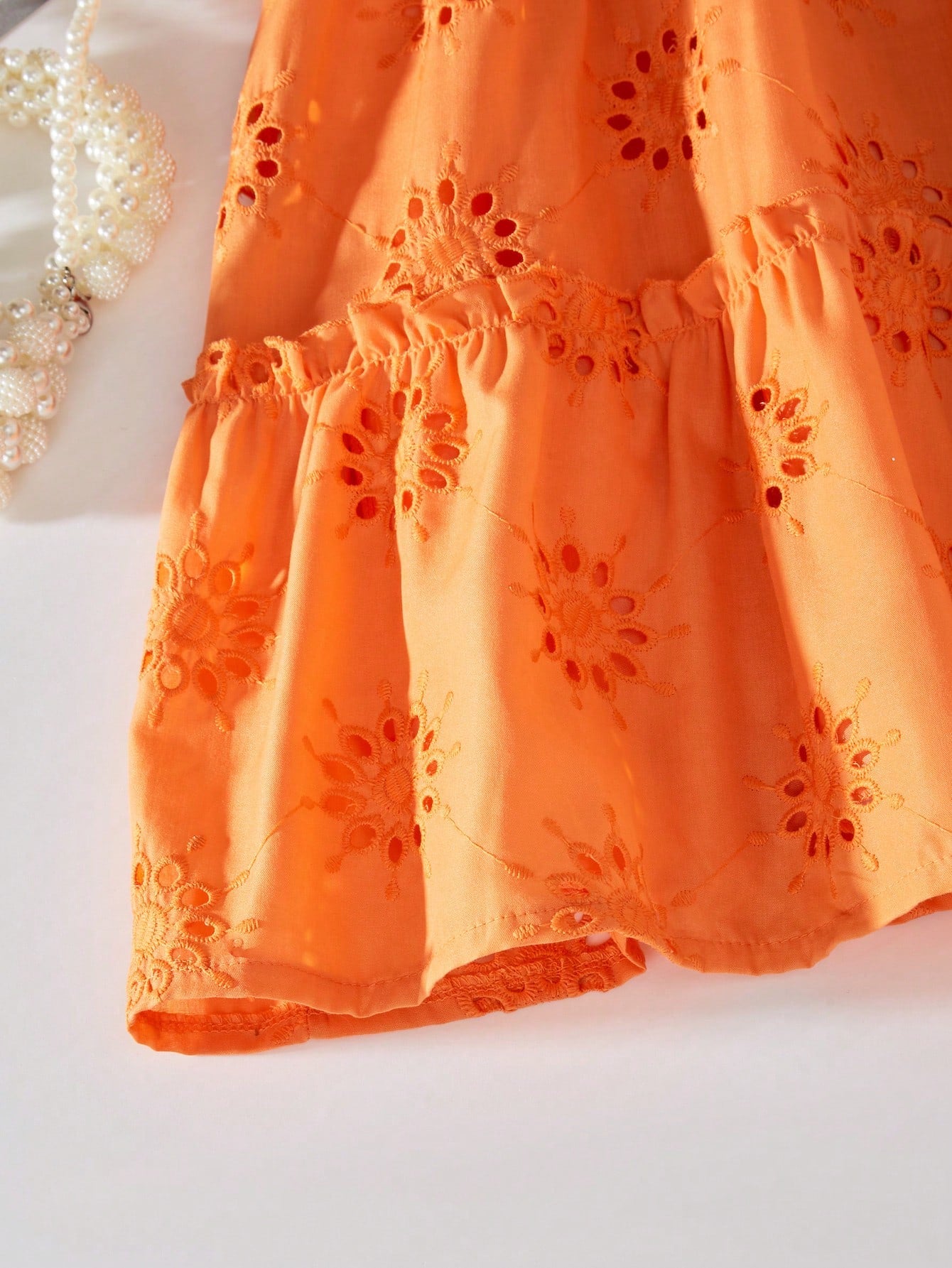 Vestido de vacaciones de línea A con cuello alto de tela con textura perforada. Temporada primavera/verano