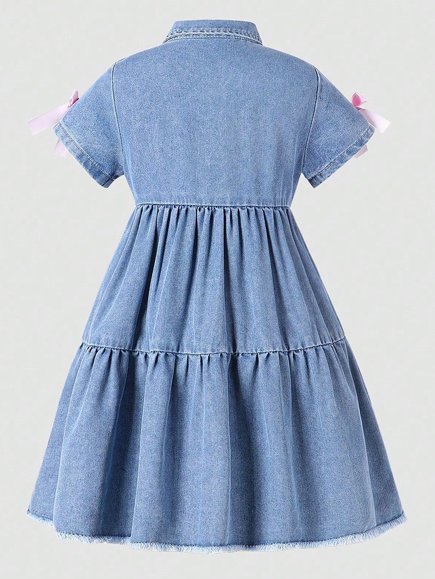 Vestido vaquero azul claro de manga corta y cuello decorado