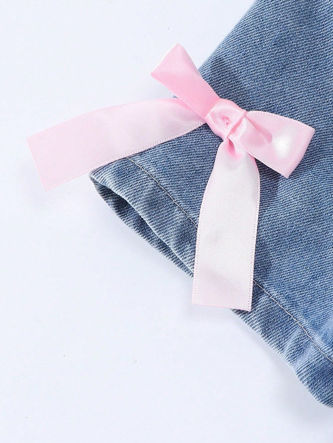 Vestido vaquero azul claro de manga corta y cuello decorado