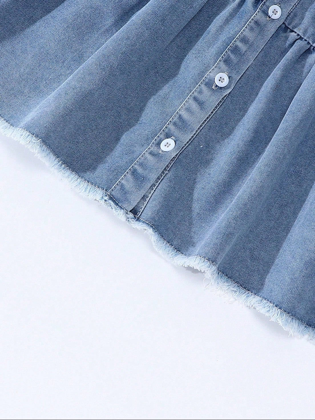 Vestido vaquero azul claro de manga corta y cuello decorado