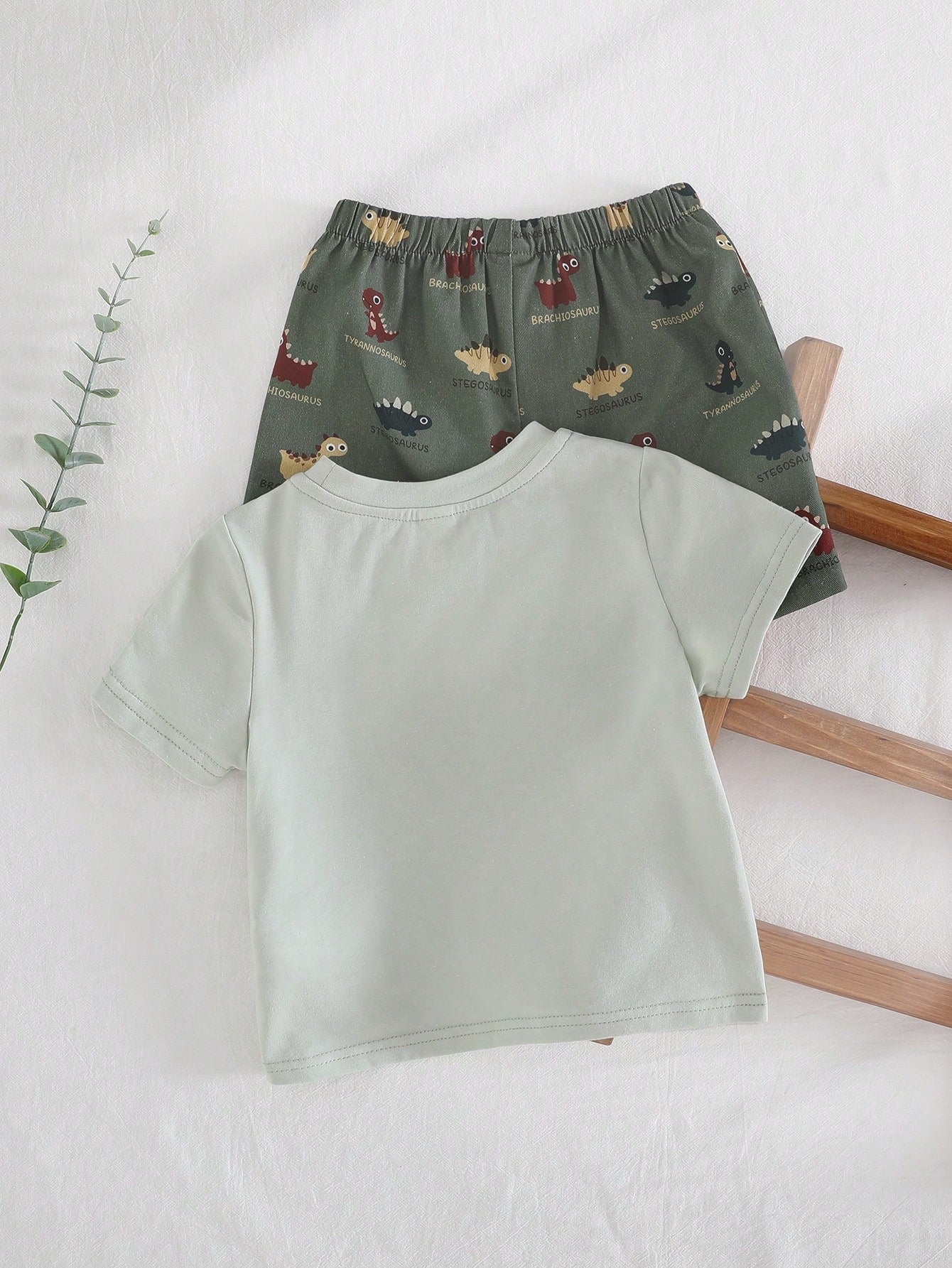 Conjunto 2 piezas de Top de manga corta de cuello redondo suave con estampado de dinosaurios de dibujos animados y pantalones cortos de cintura elástica