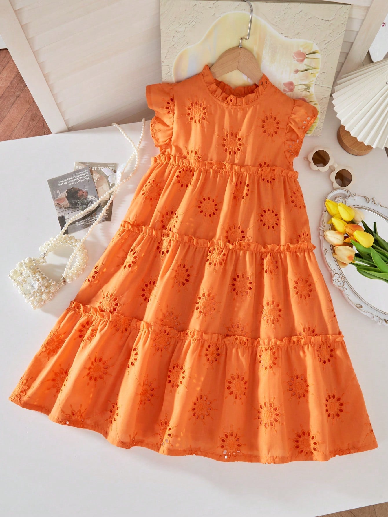 Vestido de vacaciones de línea A con cuello alto de tela con textura perforada. Temporada primavera/verano