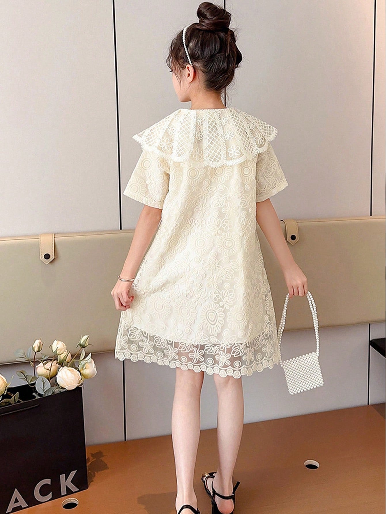 Vestido de niña de verano con cuello de Peter Pan y bordado floral