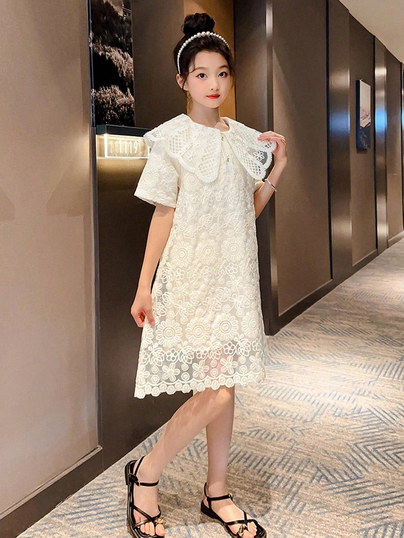 Vestido de niña de verano con cuello de Peter Pan y bordado floral