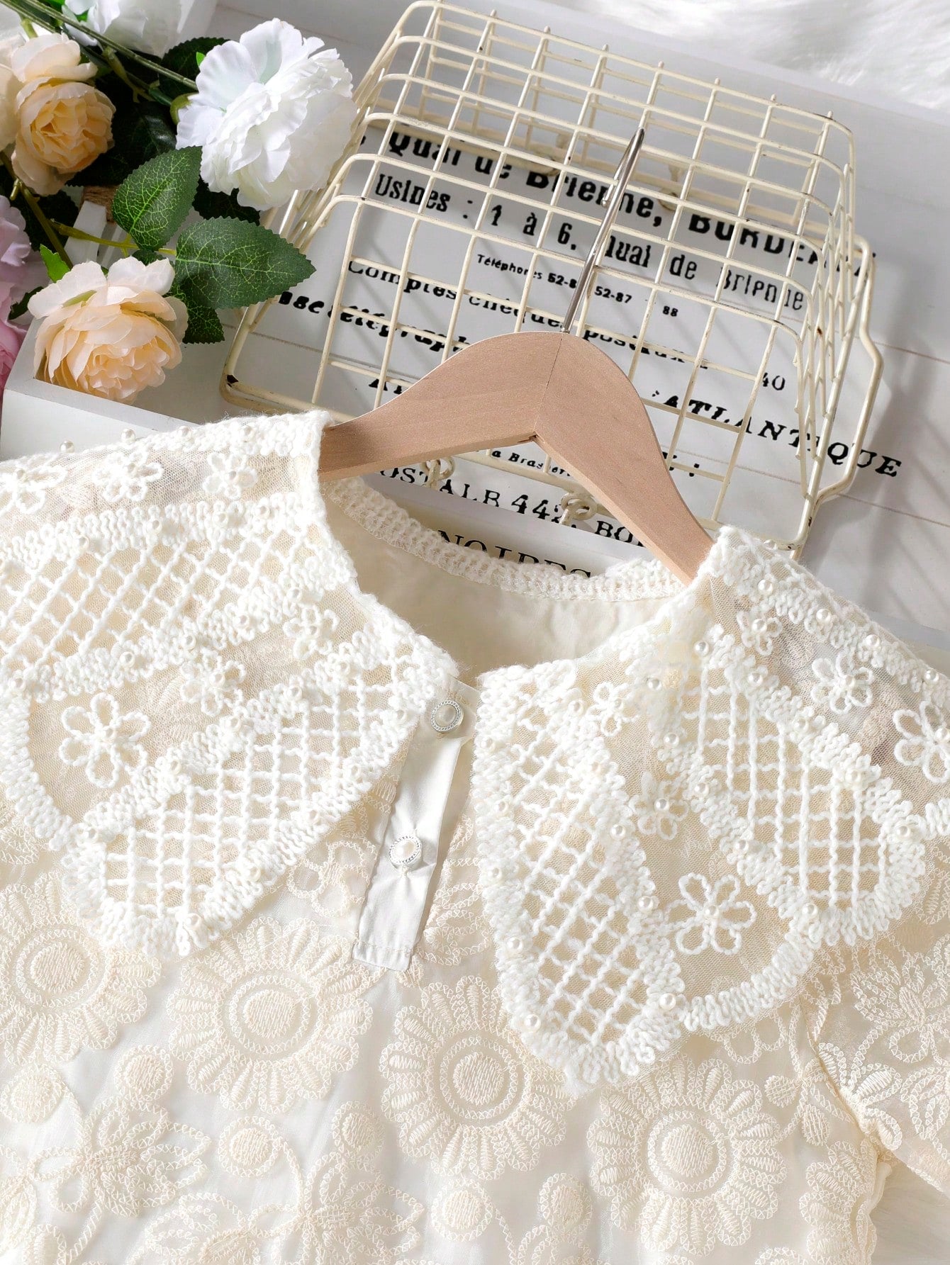 Vestido de niña de verano con cuello de Peter Pan y bordado floral