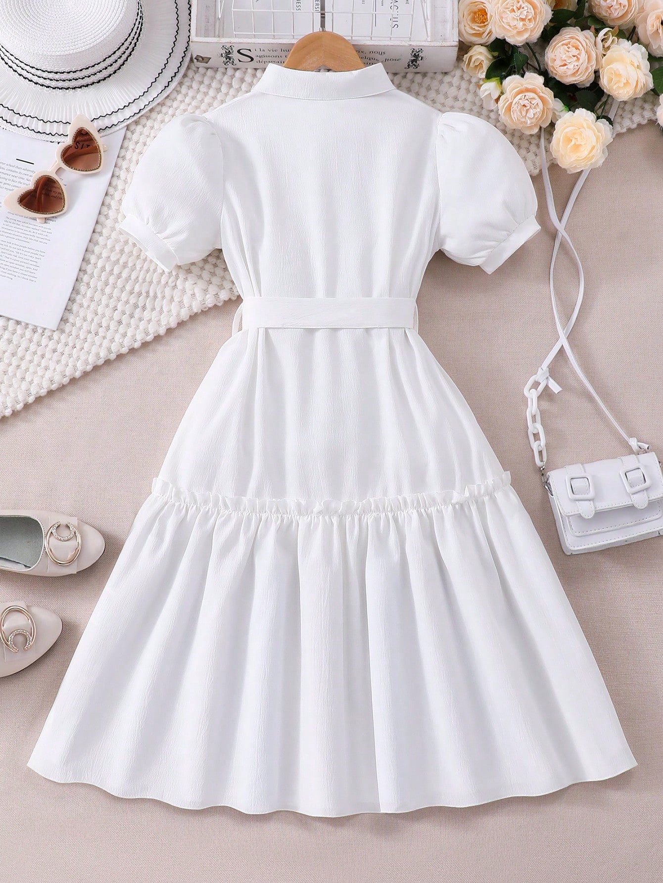 Vestido con estampado floral, cuello, manga abullonada, parte delantera abierta y cinturón