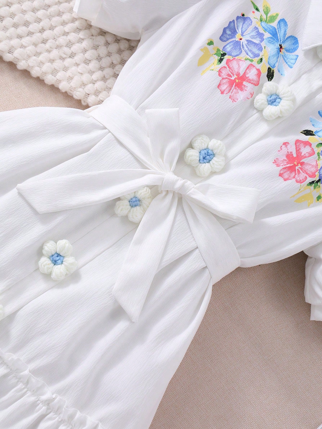 Vestido con estampado floral, cuello, manga abullonada, parte delantera abierta y cinturón