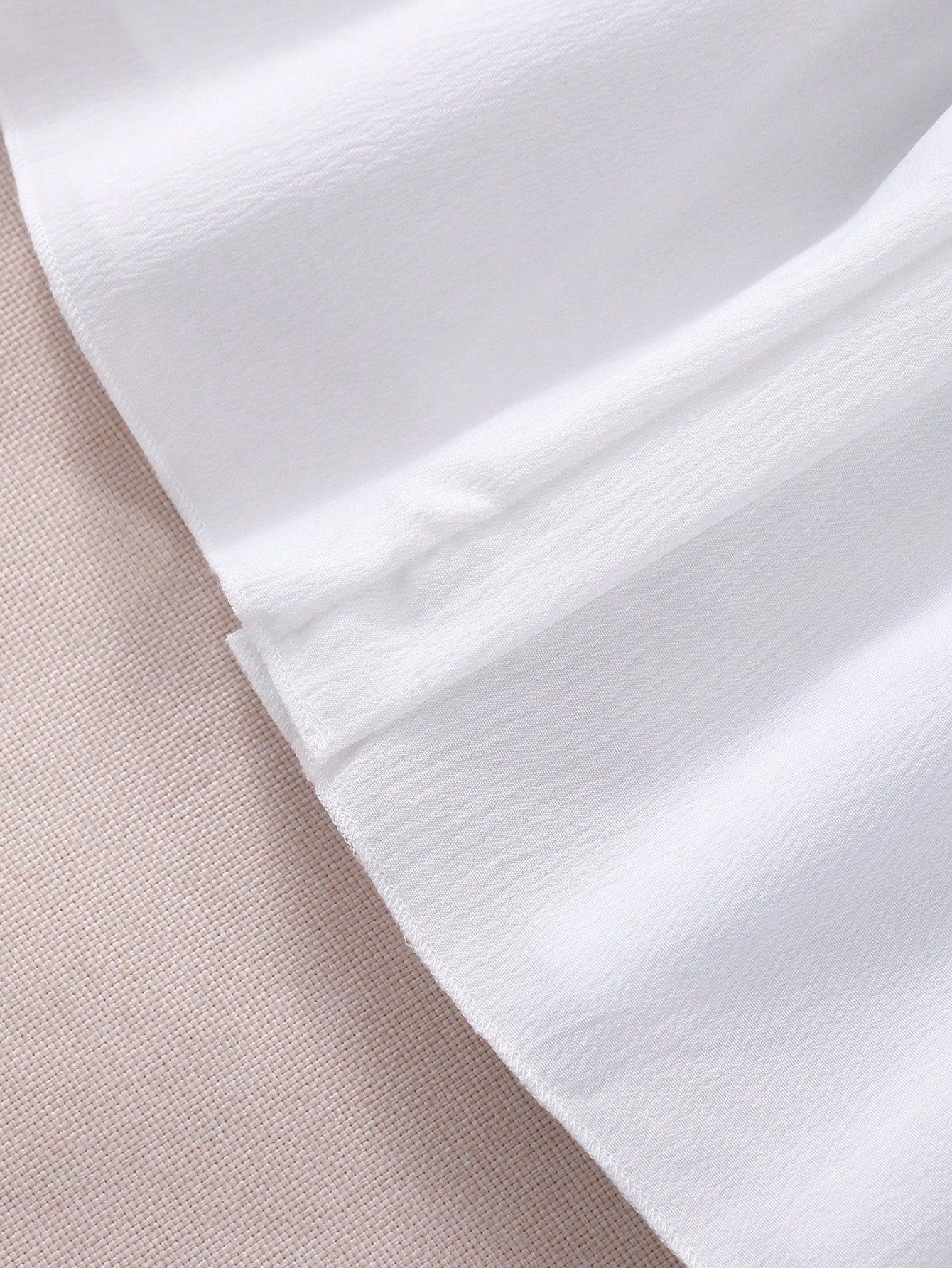 Vestido con estampado floral, cuello, manga abullonada, parte delantera abierta y cinturón