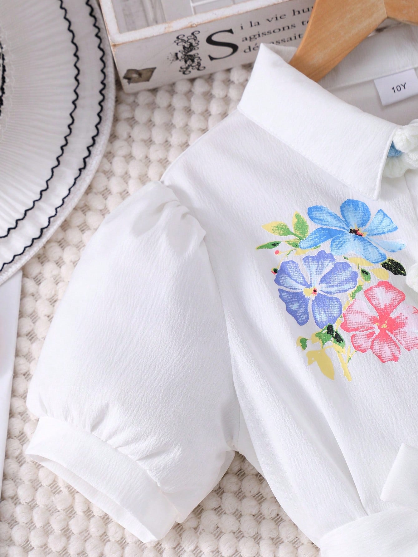 Vestido con estampado floral, cuello, manga abullonada, parte delantera abierta y cinturón