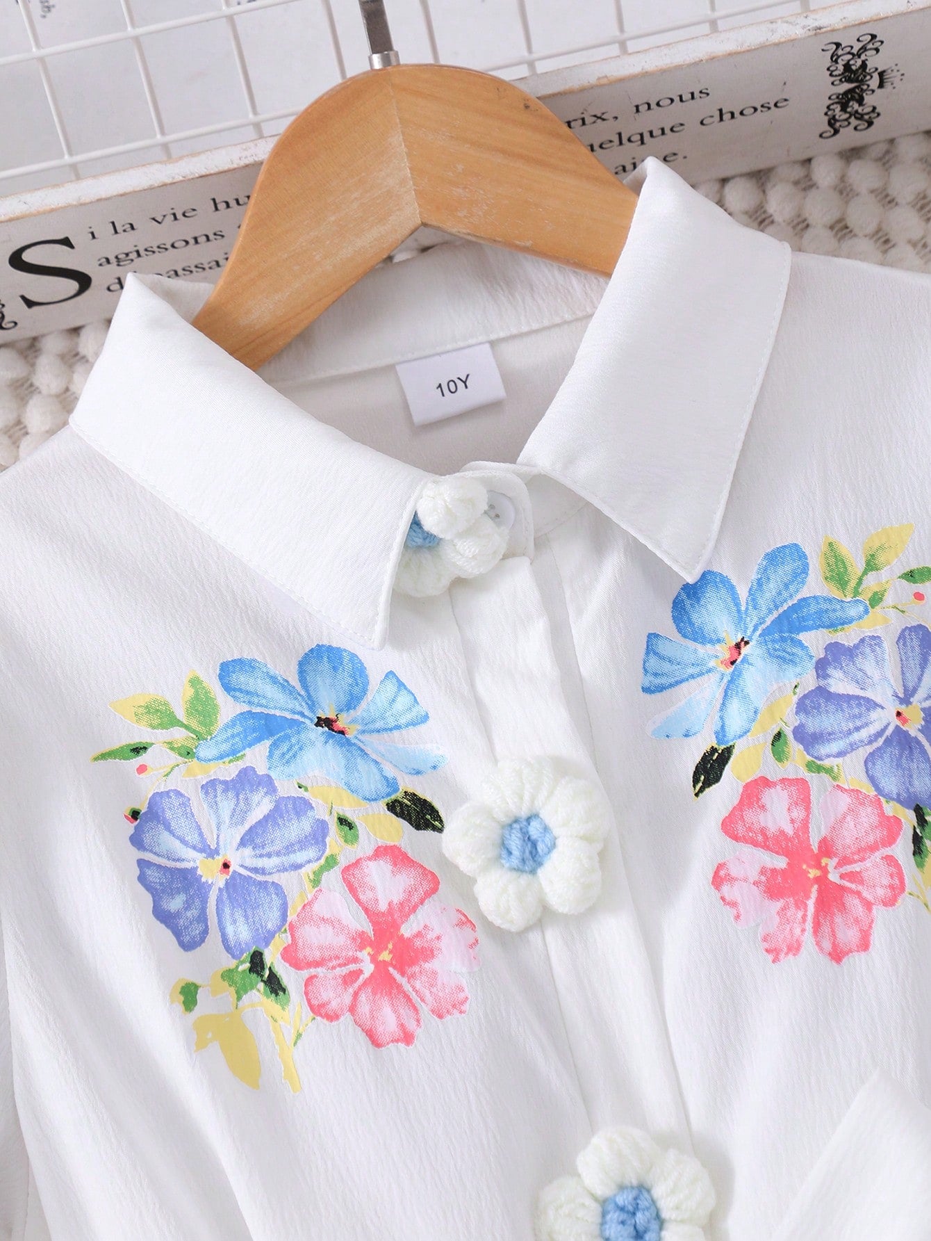 Vestido con estampado floral, cuello, manga abullonada, parte delantera abierta y cinturón