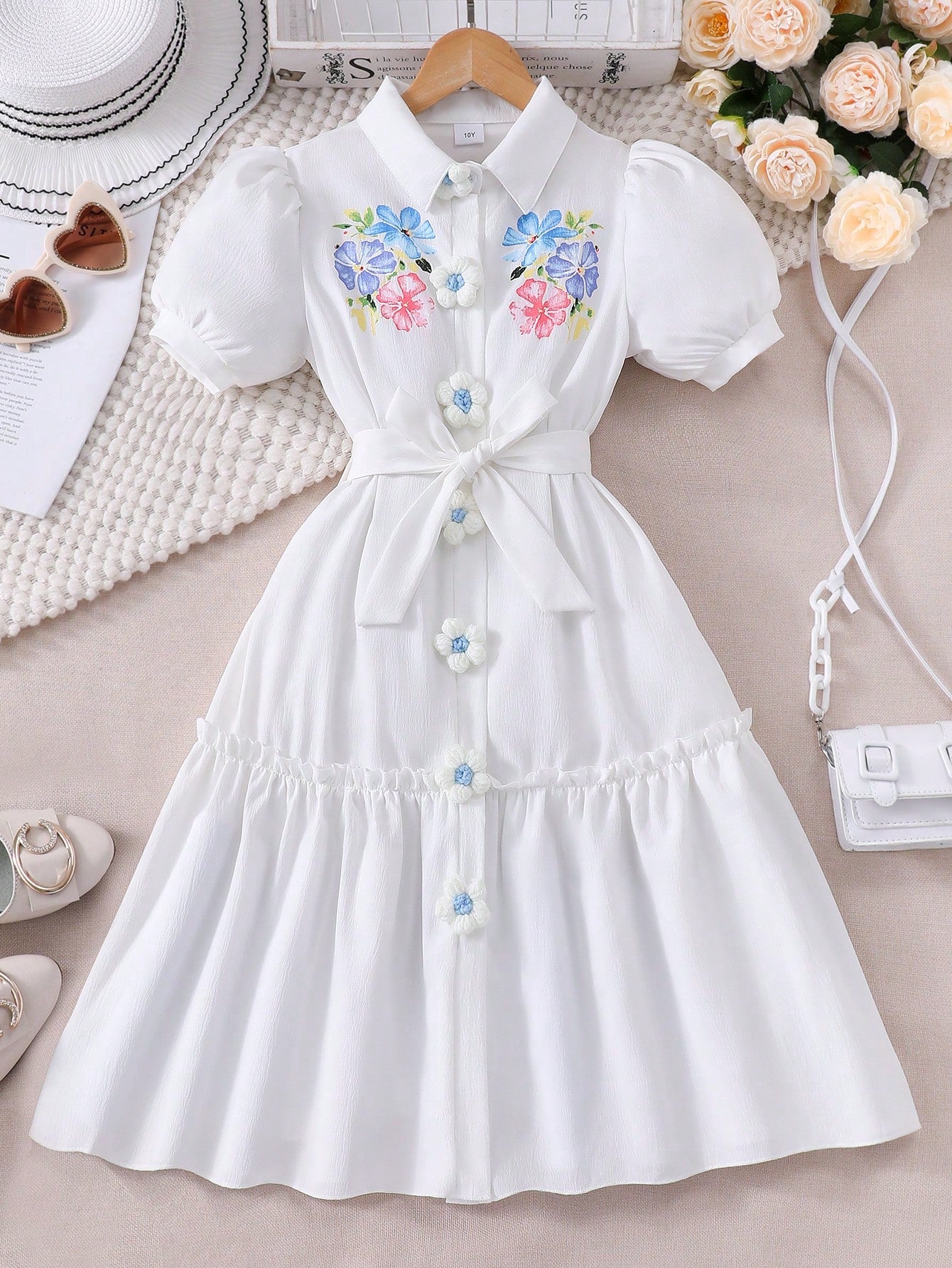 Vestido con estampado floral, cuello, manga abullonada, parte delantera abierta y cinturón