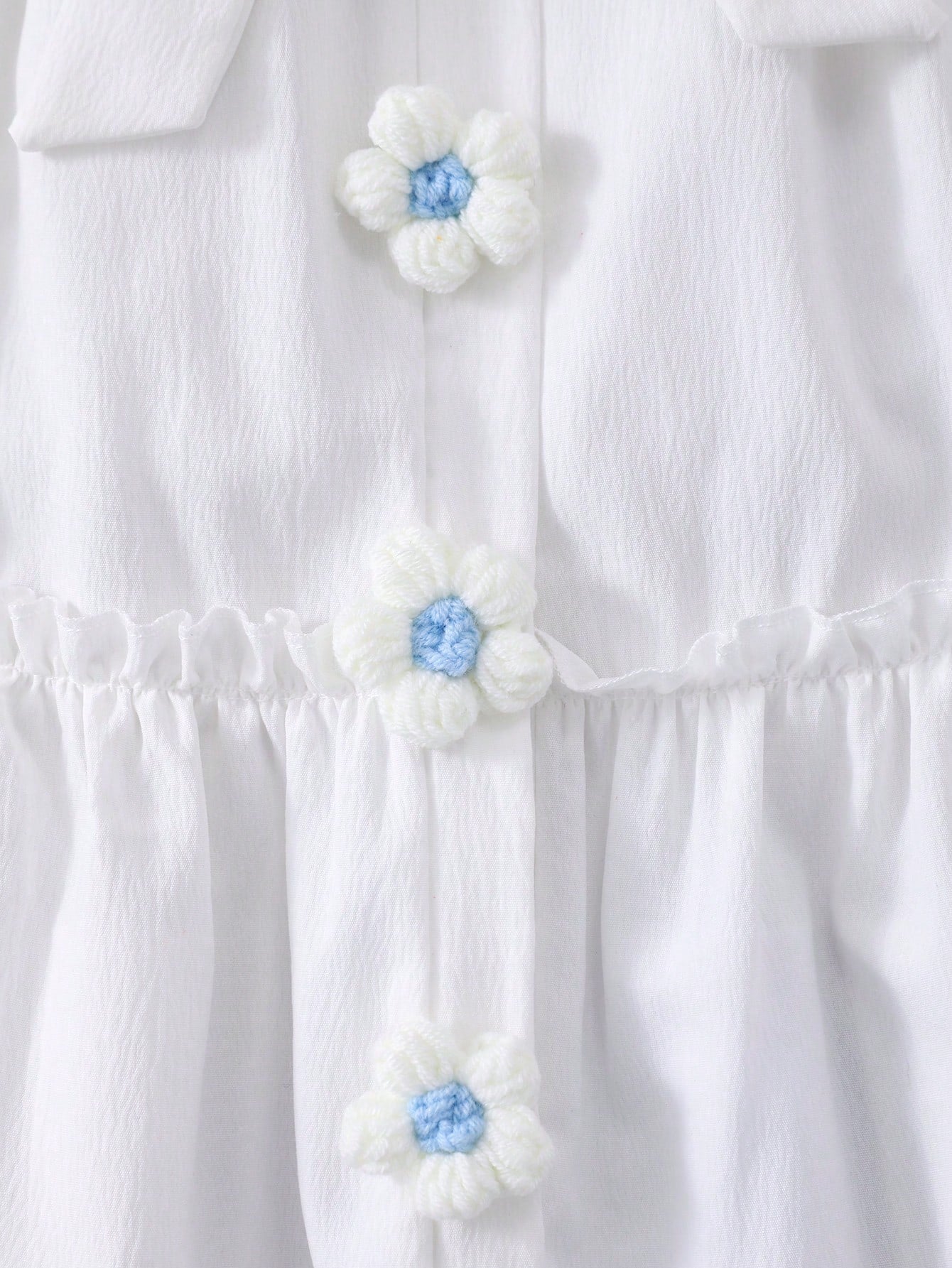 Vestido con estampado floral, cuello, manga abullonada, parte delantera abierta y cinturón