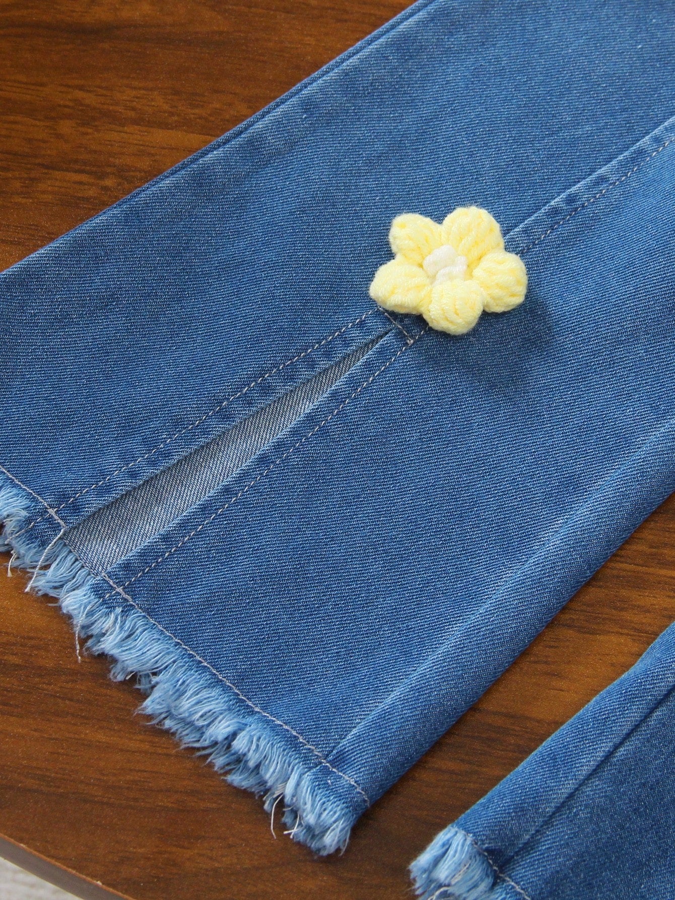 Set de 2 piezas para niñas pequeñas: Camisa con mangas con volantes con estampado floral amarillo adorable y pantalones acampanados casuales