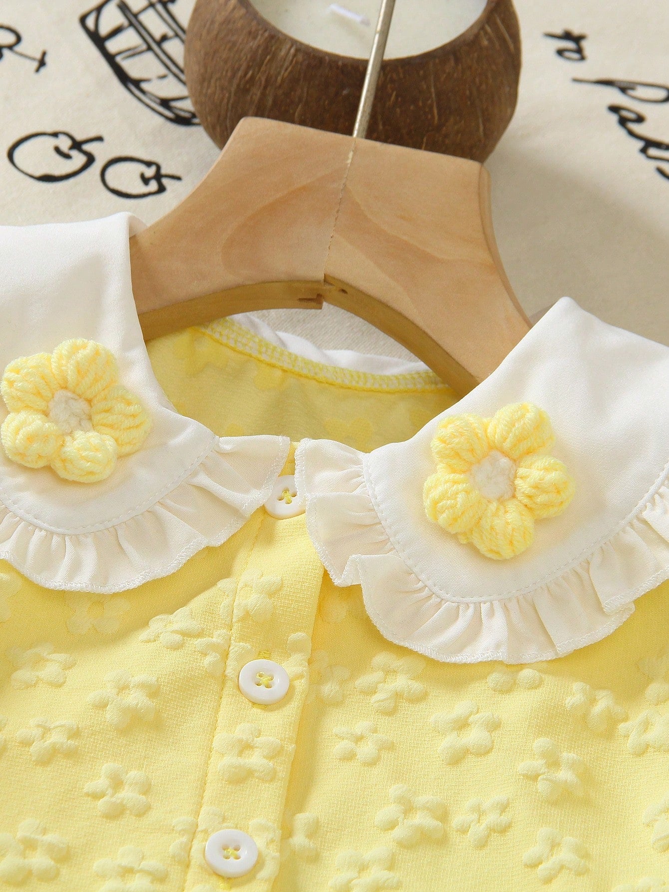 Set de 2 piezas para niñas pequeñas: Camisa con mangas con volantes con estampado floral amarillo adorable y pantalones acampanados casuales