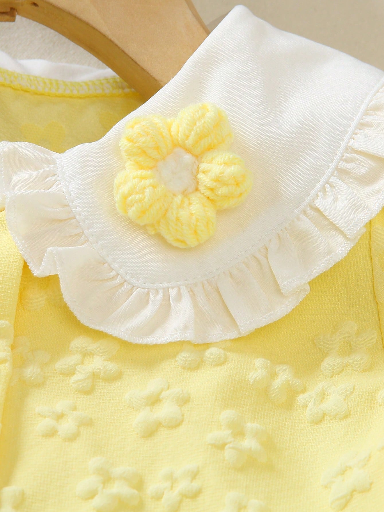 Set de 2 piezas para niñas pequeñas: Camisa con mangas con volantes con estampado floral amarillo adorable y pantalones acampanados casuales