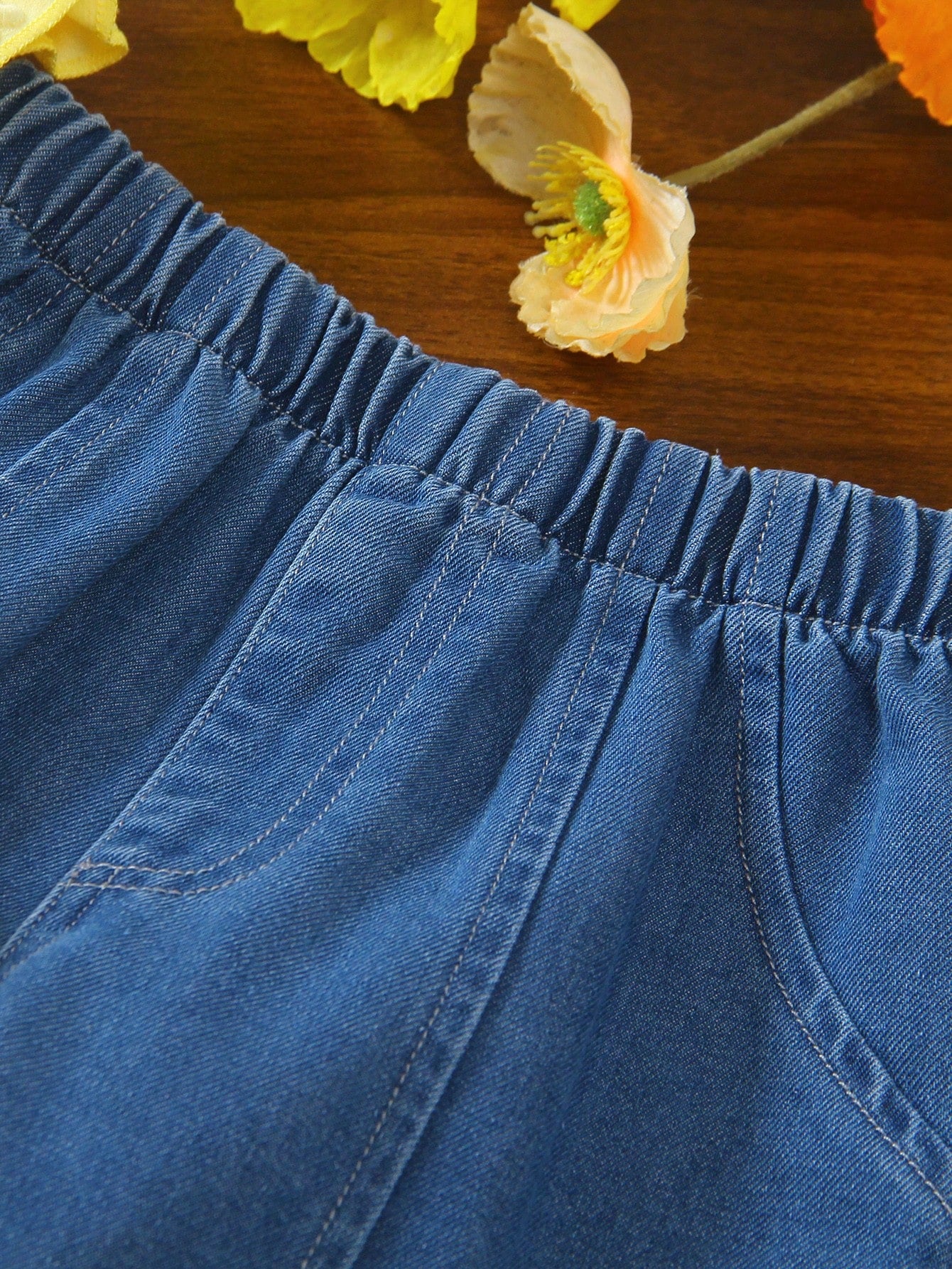 Set de 2 piezas para niñas pequeñas: Camisa con mangas con volantes con estampado floral amarillo adorable y pantalones acampanados casuales